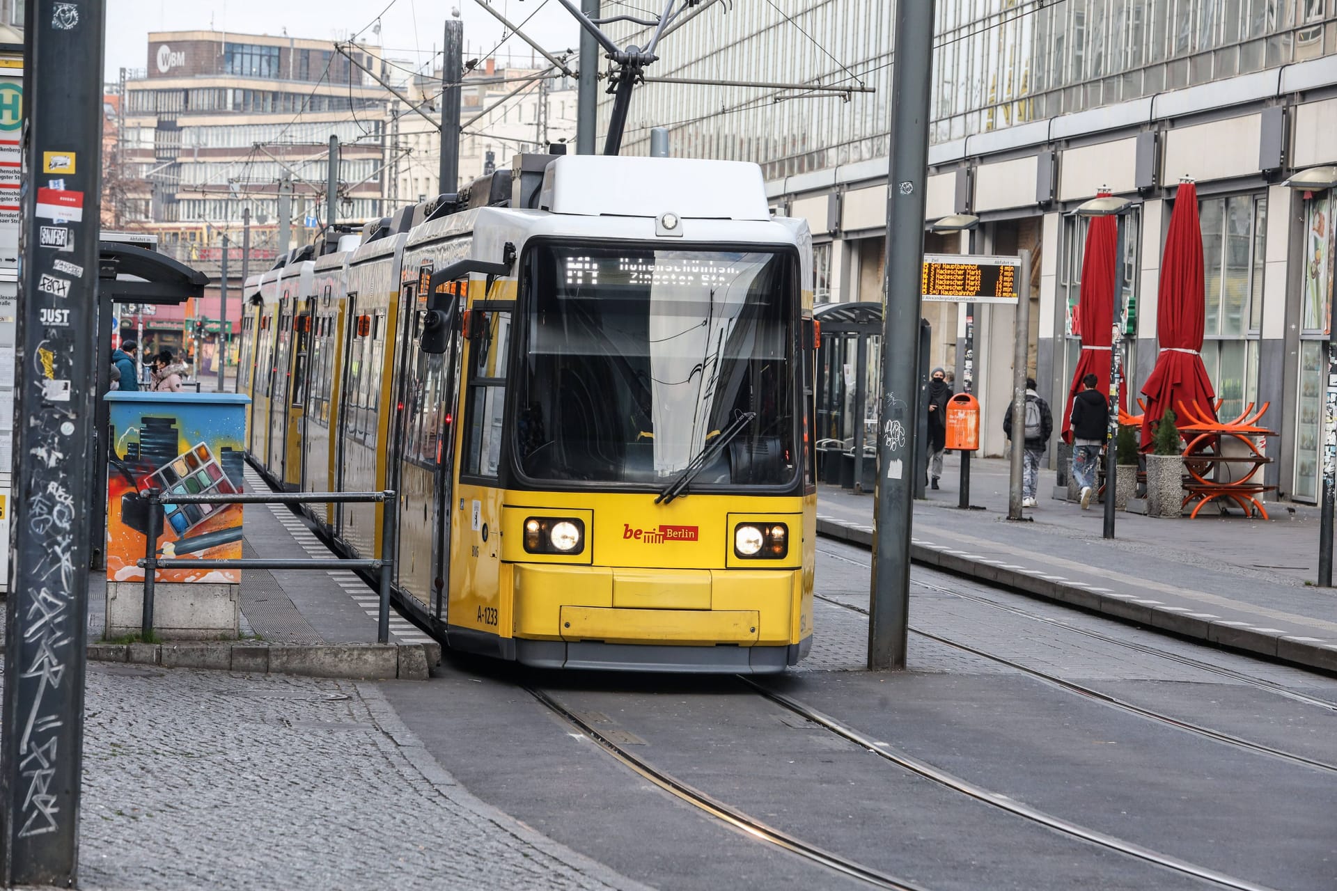 DEU, Deutschland, Berlin, 04.12.2020: Straßenbahn der BVG auf dem Alexanderplatz. Linie M4 Ziel Hohenschönhausen, Zingster Straße