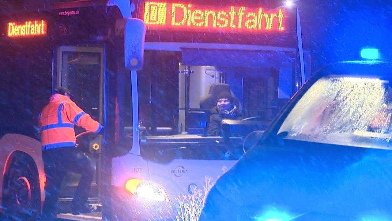 Schneeeinbruch im Ruhrgebiet: Nichts ging mehr für einen Linienbus in Herdecke.