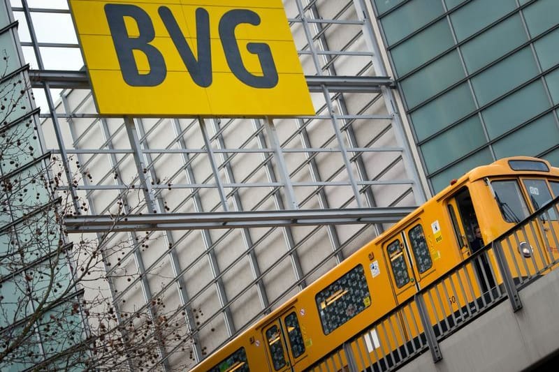 Eine U-Bahn fährt unter einem Schild mit der Aufschrift «BVG» vorbei. (zu dpa: «Verdi kündigt nach BVG-Tarifauftakt kleinere Maßnahmen an»)