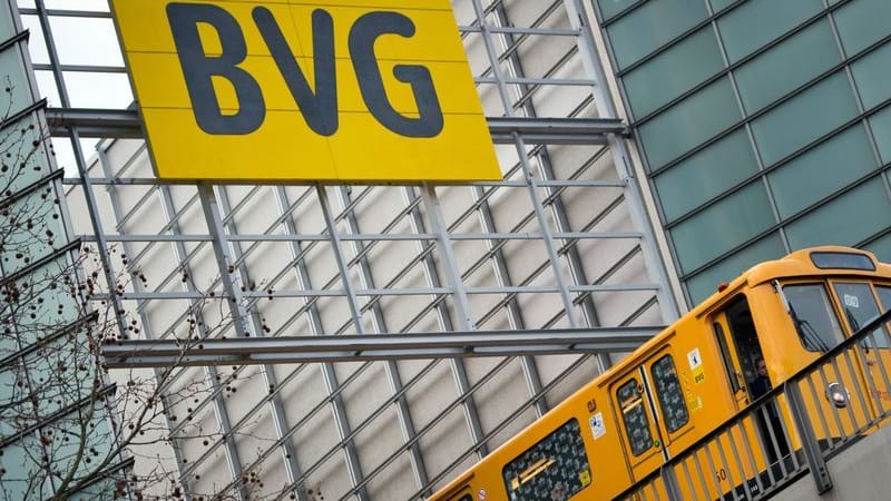 Eine U-Bahn fährt unter einem Schild mit der Aufschrift «BVG» vorbei. (zu dpa: «Verdi kündigt nach BVG-Tarifauftakt kleinere Maßnahmen an»)