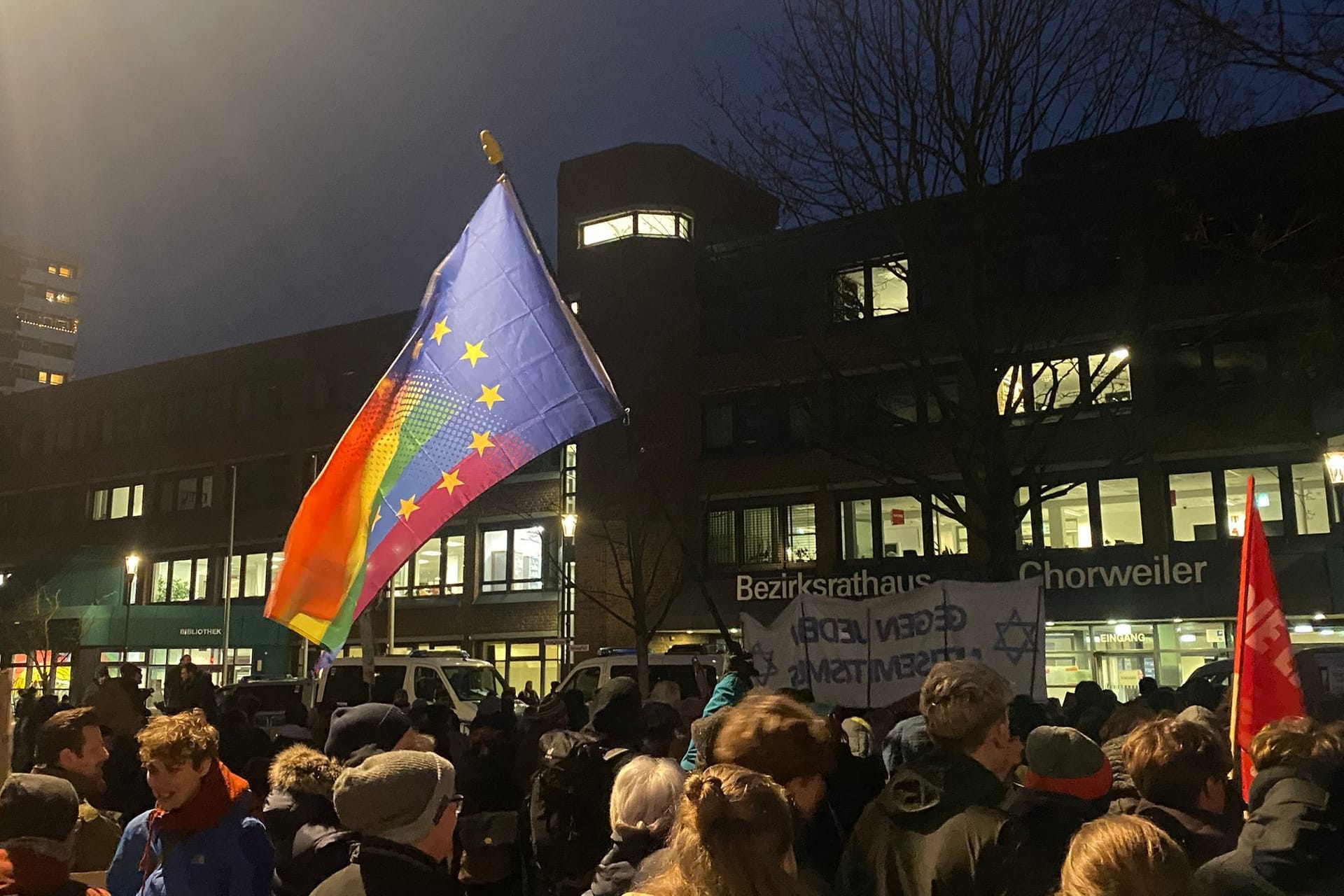 Protest vor dem Bezirksrathaus in Chorweiler: Hunderte Menschen versammelten sich hier am Mittwochabend.