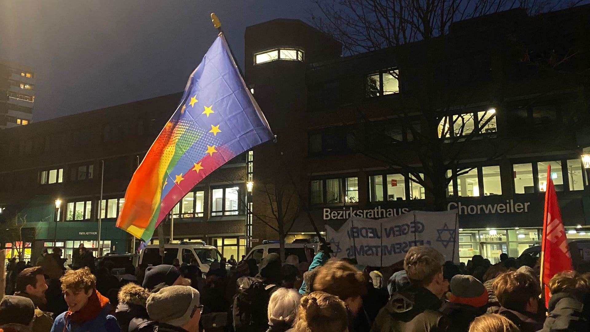 Protest vor dem Bezirksrathaus in Chorweiler: Hunderte Menschen versammelten sich hier am Mittwochabend.