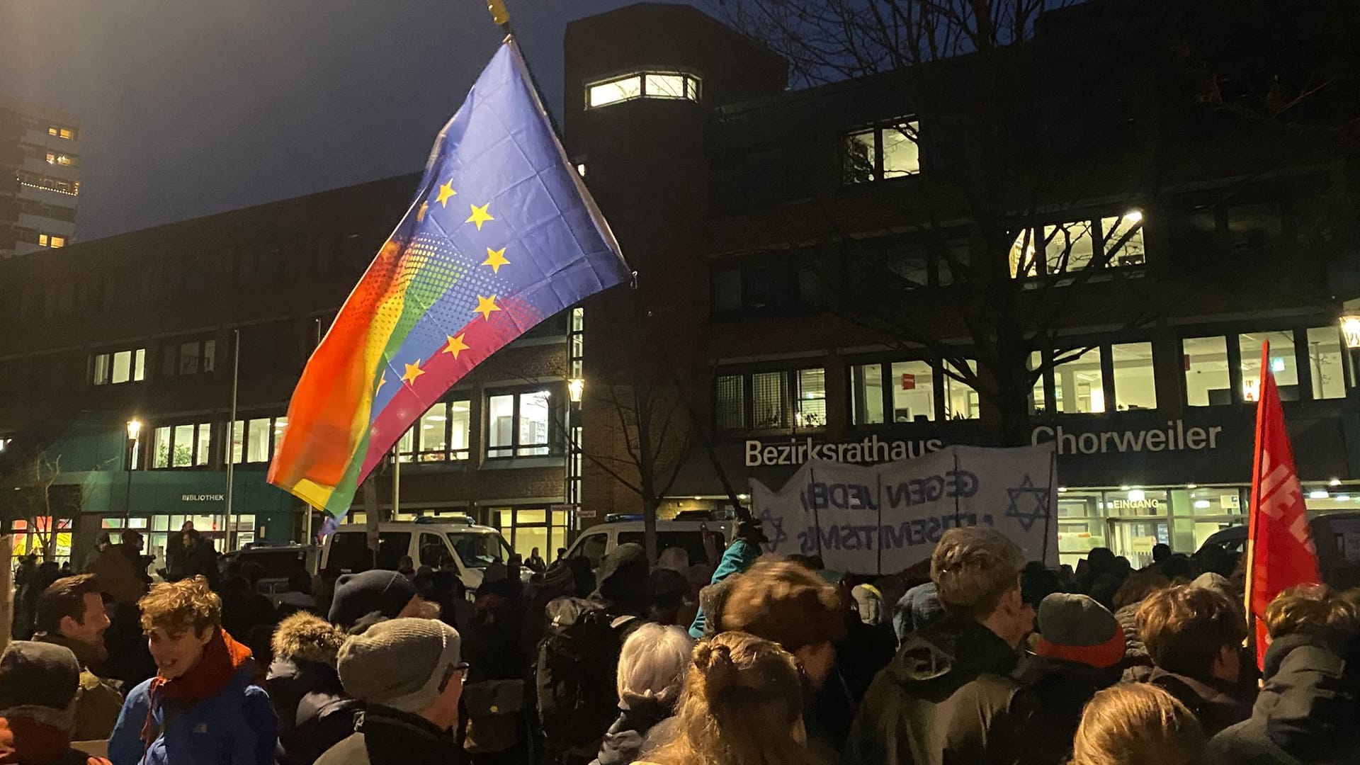 Protest vor dem Bezirksrathaus in Chorweiler: Hunderte Menschen versammelten sich hier am Mittwochabend.