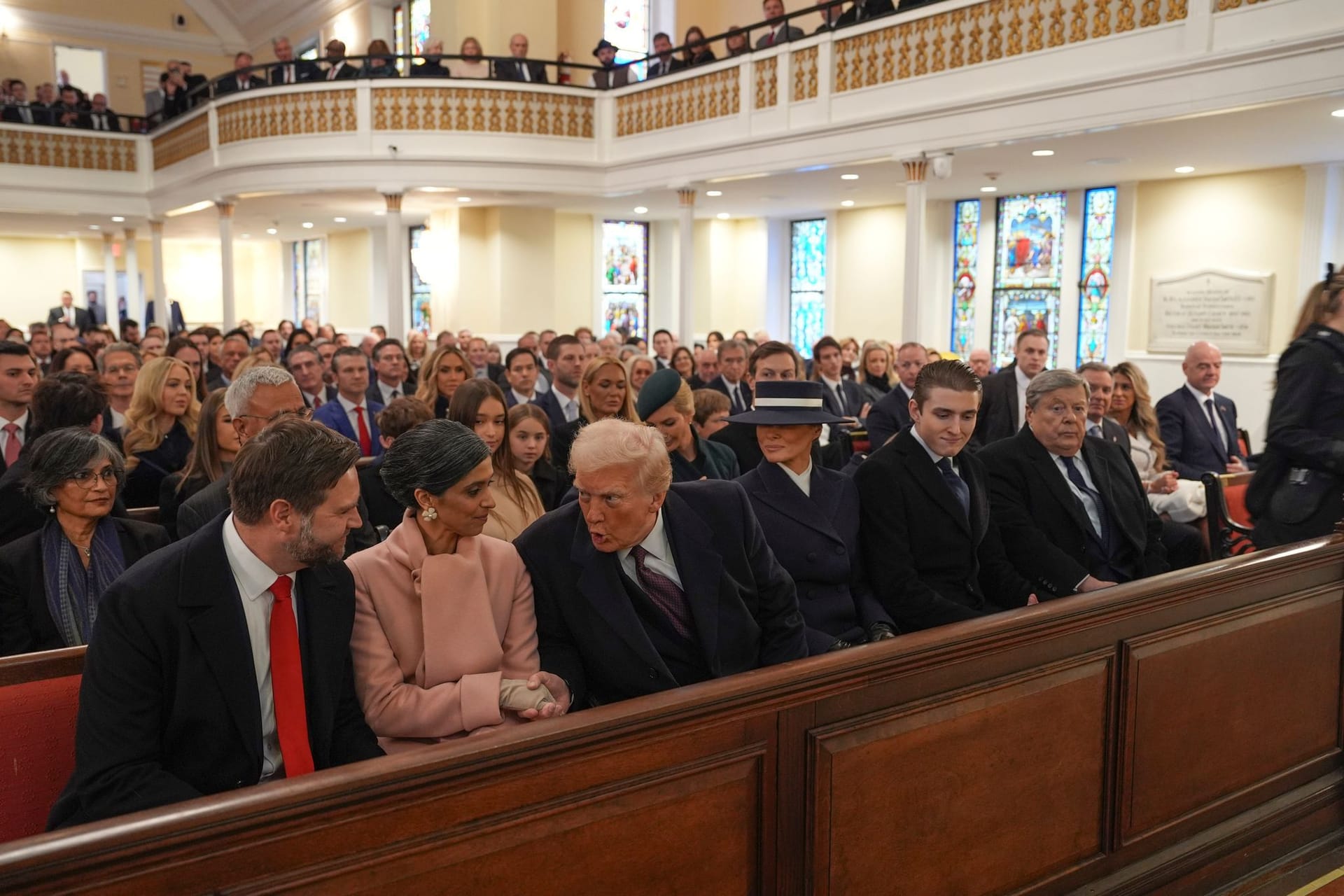 Viktor Knavs beim Gottesdienst neben Barron Trump