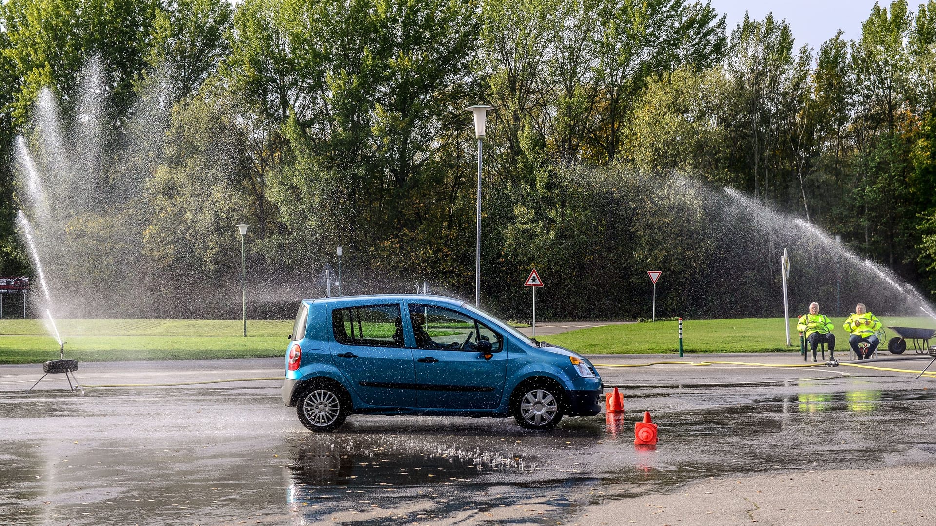 Fahrsicherheitstraining: Experten erklären, wie man heikle Situationen meistert - und nehmen Autofahrern die Angst vor dem Scheitern.