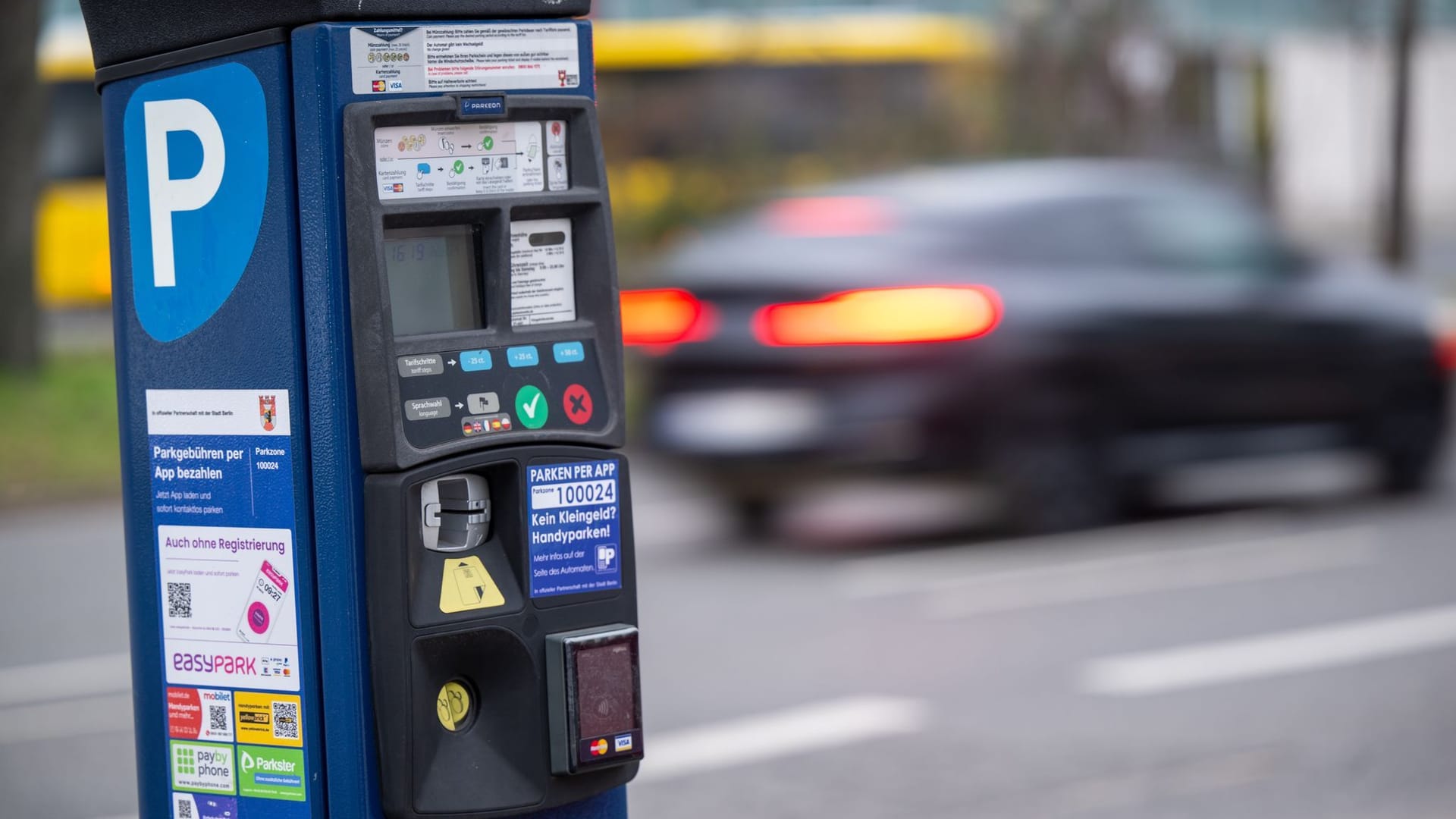 Ein Parkautomat am Straßenrand in einer Parkzone