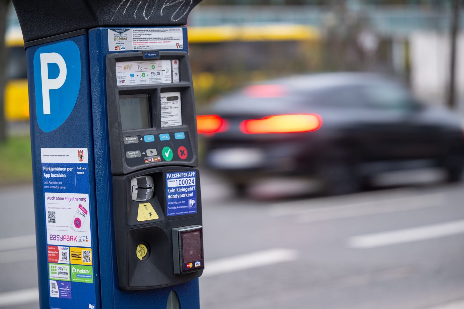 Ein Parkautomat am Straßenrand in einer Parkzone