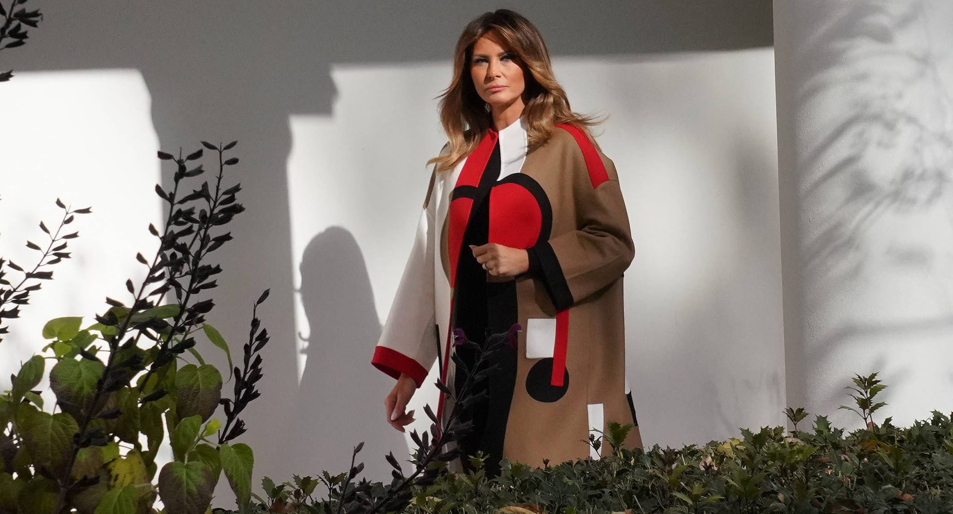 Dior von der Stange? Melania Trump im Jahr 2018 am Weißen Haus mit einem Mantel vom Designer Christian Dior.