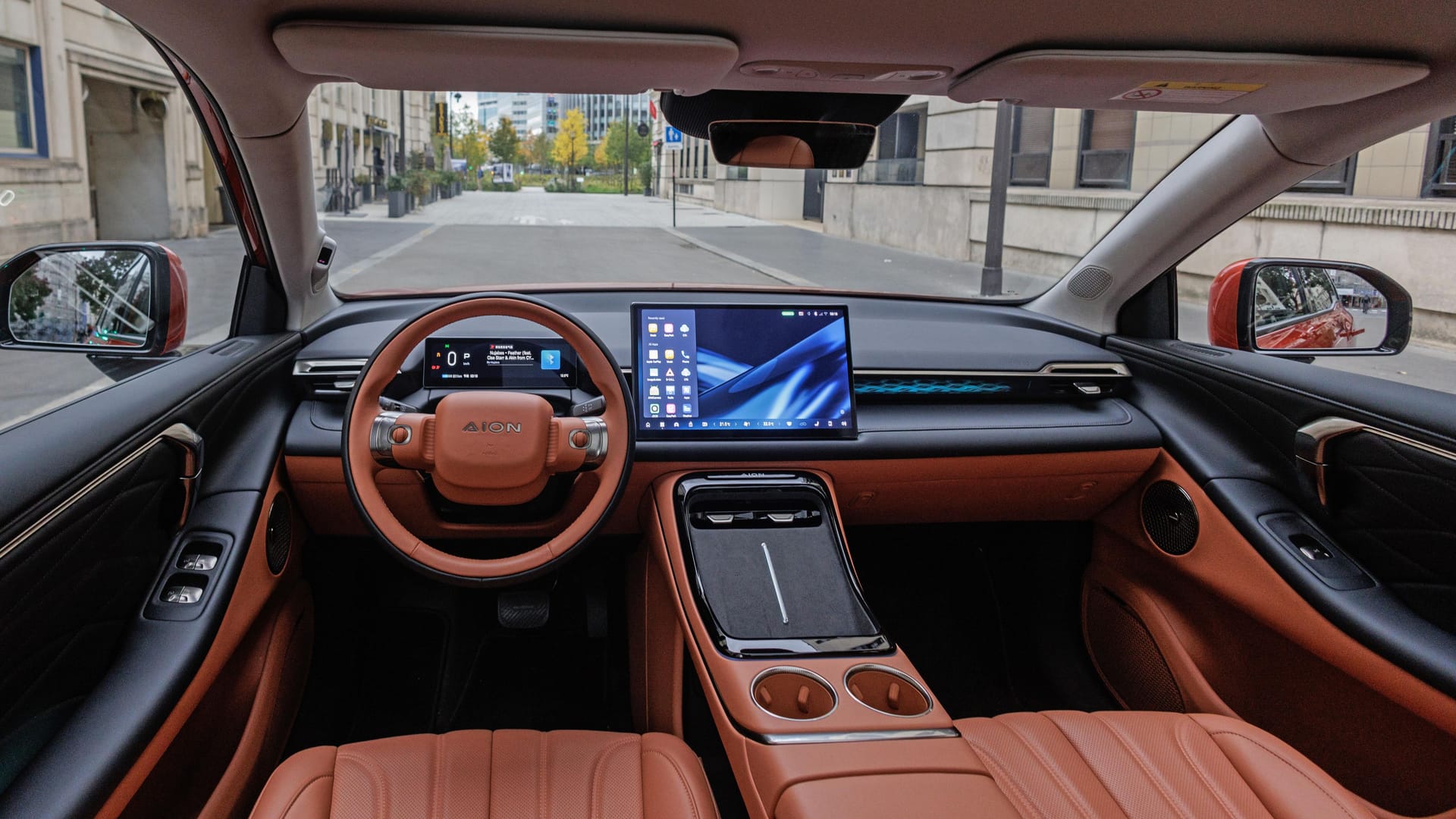 Cockpit: In der Mittelkonsole verbirgt sich ein Kühlfach, das den Inhalt aber auch auf bis zu 50 Grad Celsius erwärmen kann.