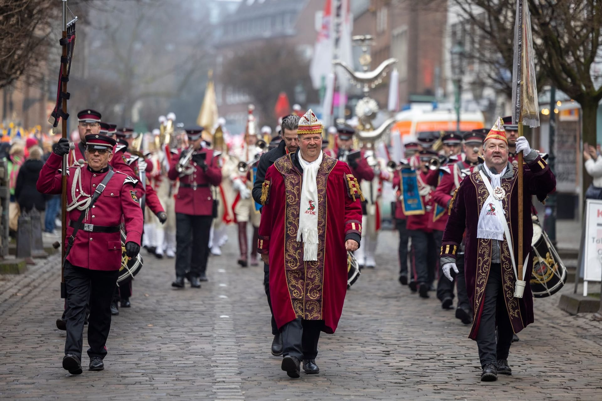 Mitglieder verschiedener Karnevalsgruppen und Musikkapellen ziehen beim Aufmarsch "200 Jahre Düsseldorfer Karneval" durch die Altstadt.