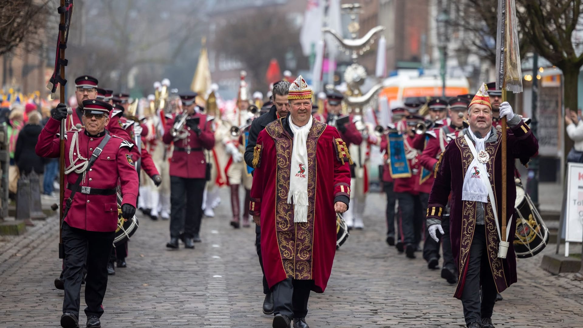 Mitglieder verschiedener Karnevalsgruppen und Musikkapellen ziehen beim Aufmarsch "200 Jahre Düsseldorfer Karneval" durch die Altstadt.