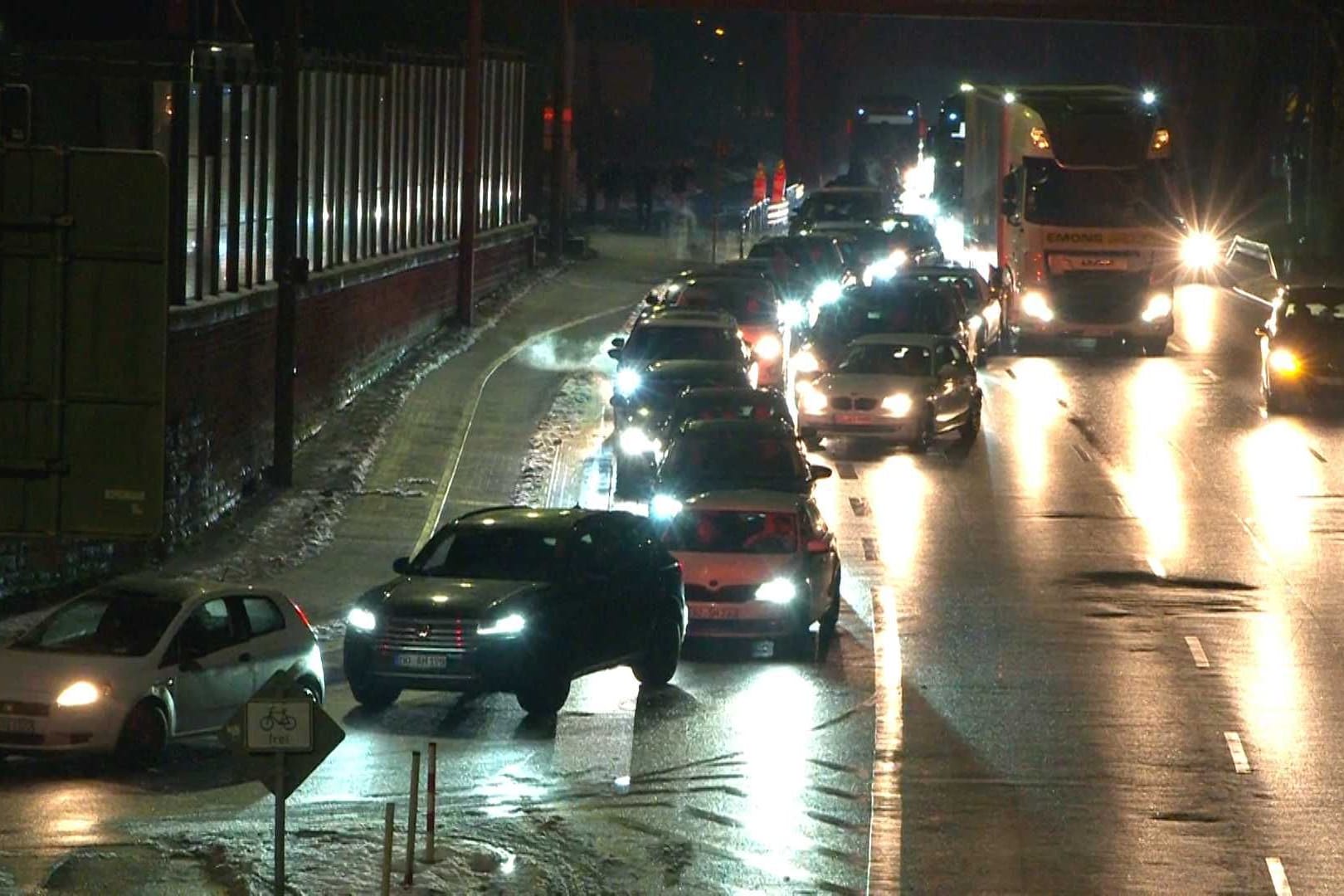 Lange Schlangen vor dem BVB-Spiel: Die Partie wurde 15 Minuten später angepfiffen.