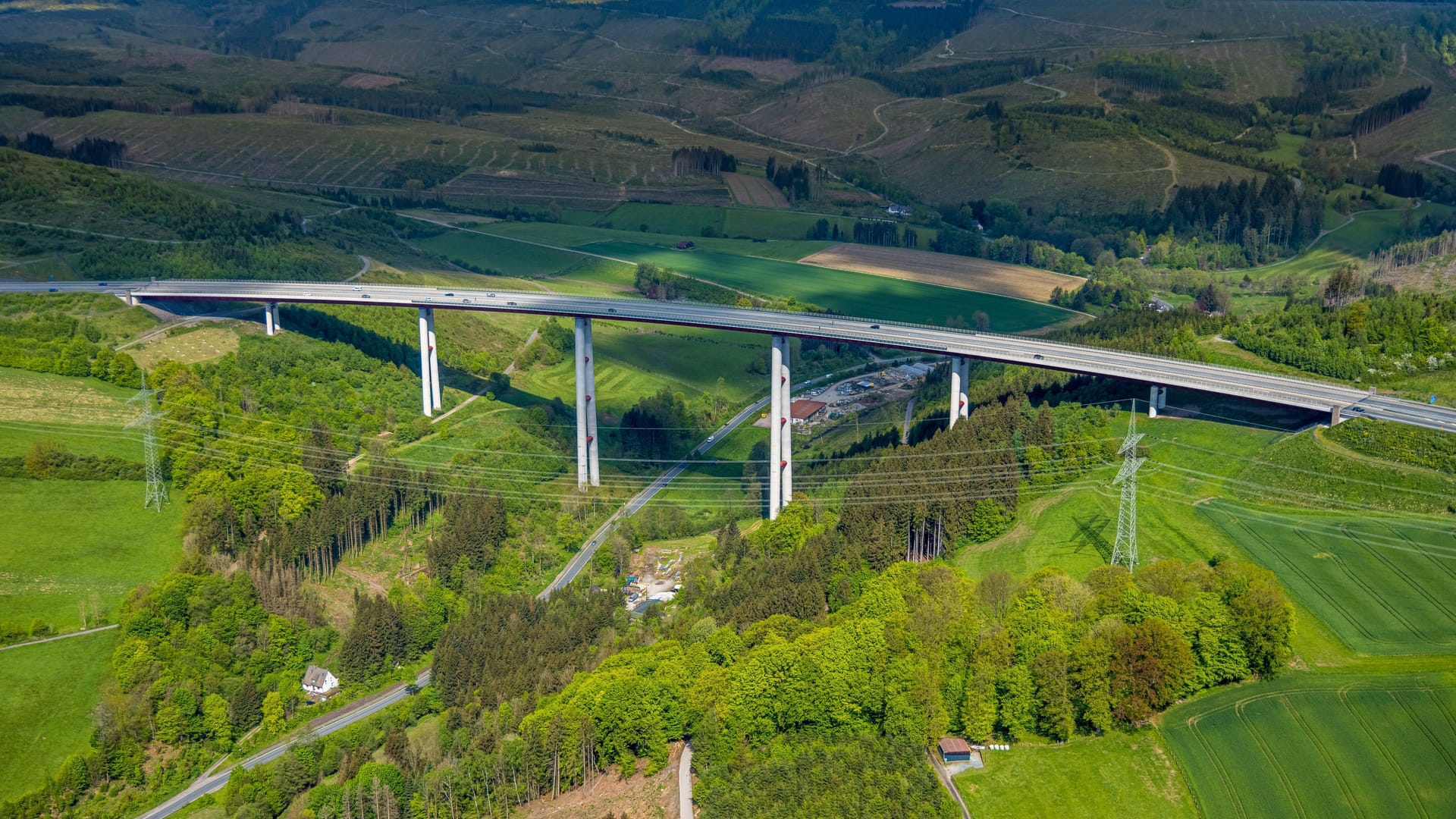 Die Talbrücke Nuttlar (Archivbild): Der Tote lag unterhalb der A46, als Arbeiter ihn fanden.