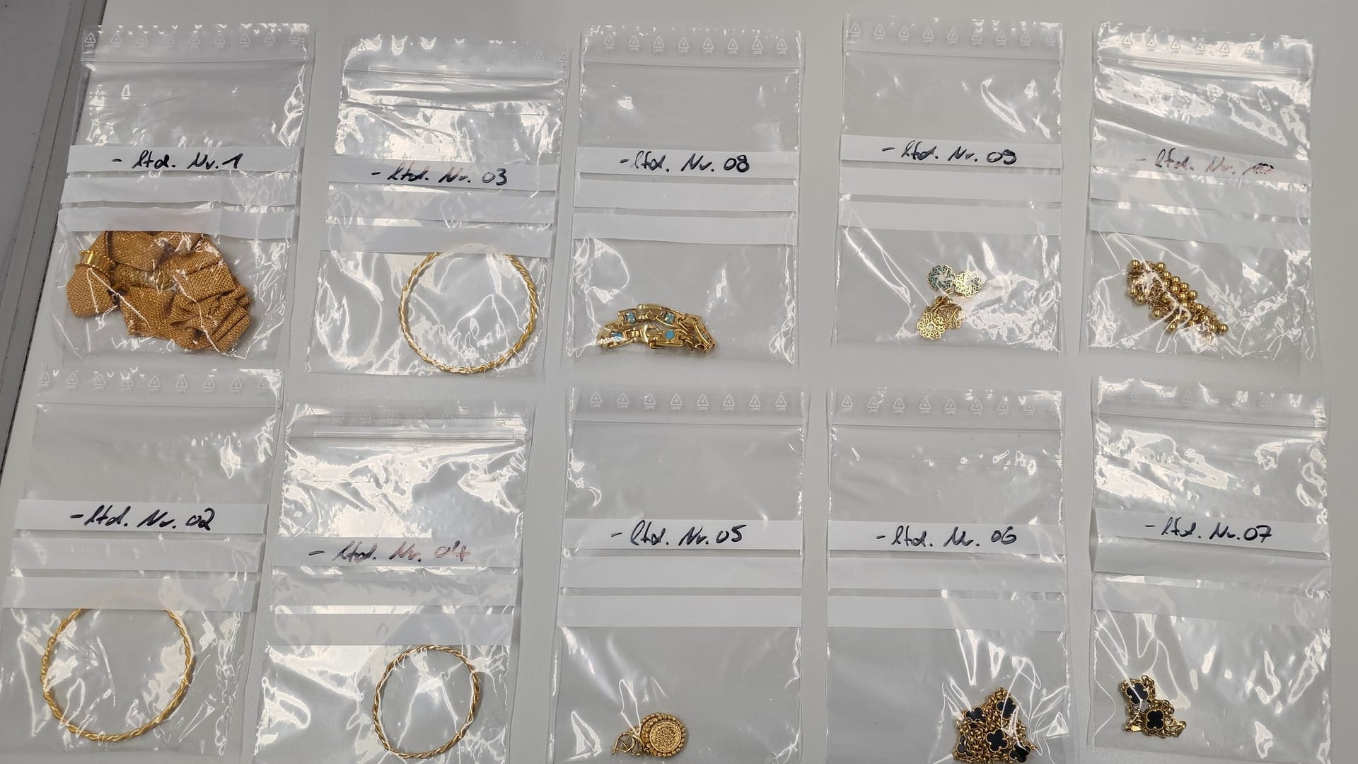 Goldschmuck für rund 13.000 Euro versuchte eine Mutter nach Deutschland einzuführen – die Zollgebühren dafür versuchte sie zu sparen.