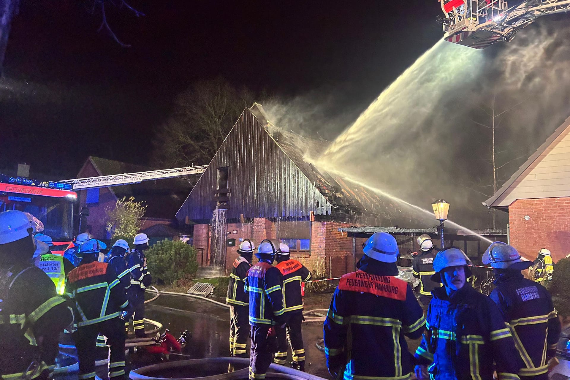 Feuerwehrleute an dem Einfamilienhaus in Poppenbüttel in der Neujahrsnacht.