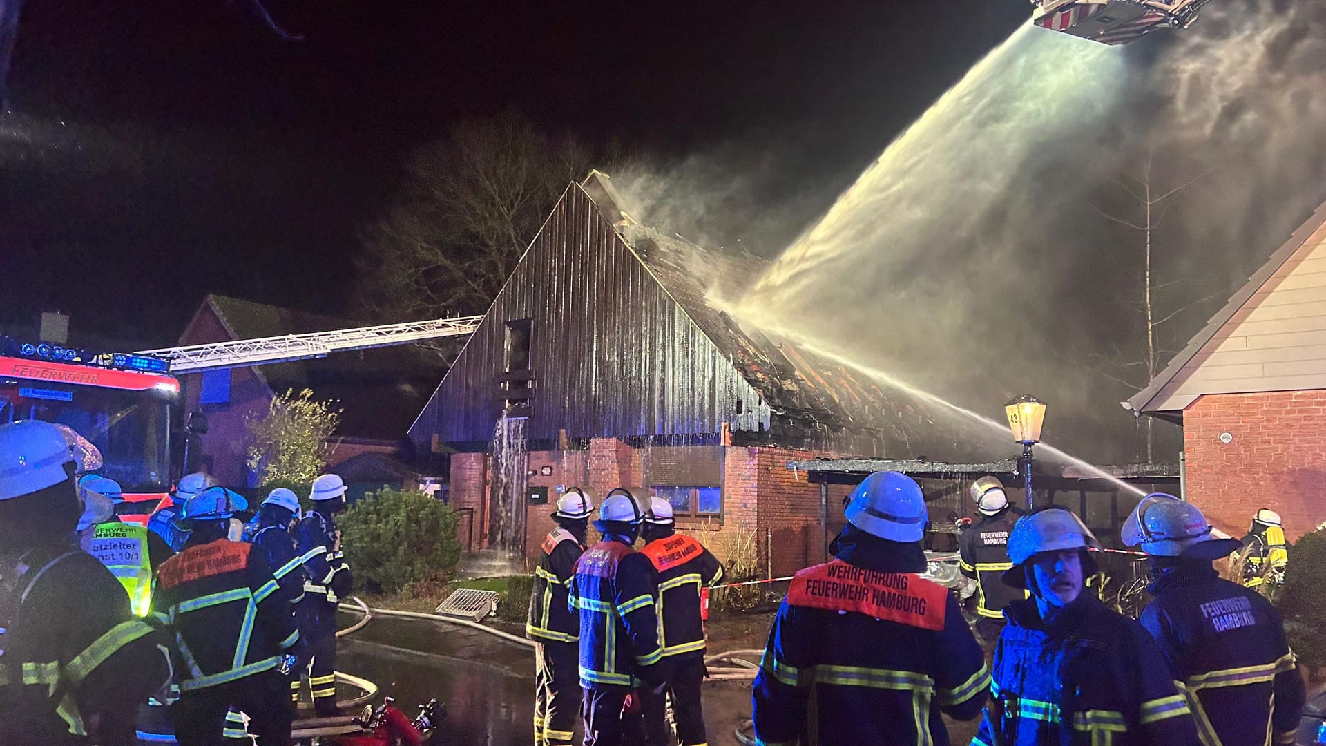 Feuerwehrleute an dem Einfamilienhaus in Poppenbüttel in der Neujahrsnacht.