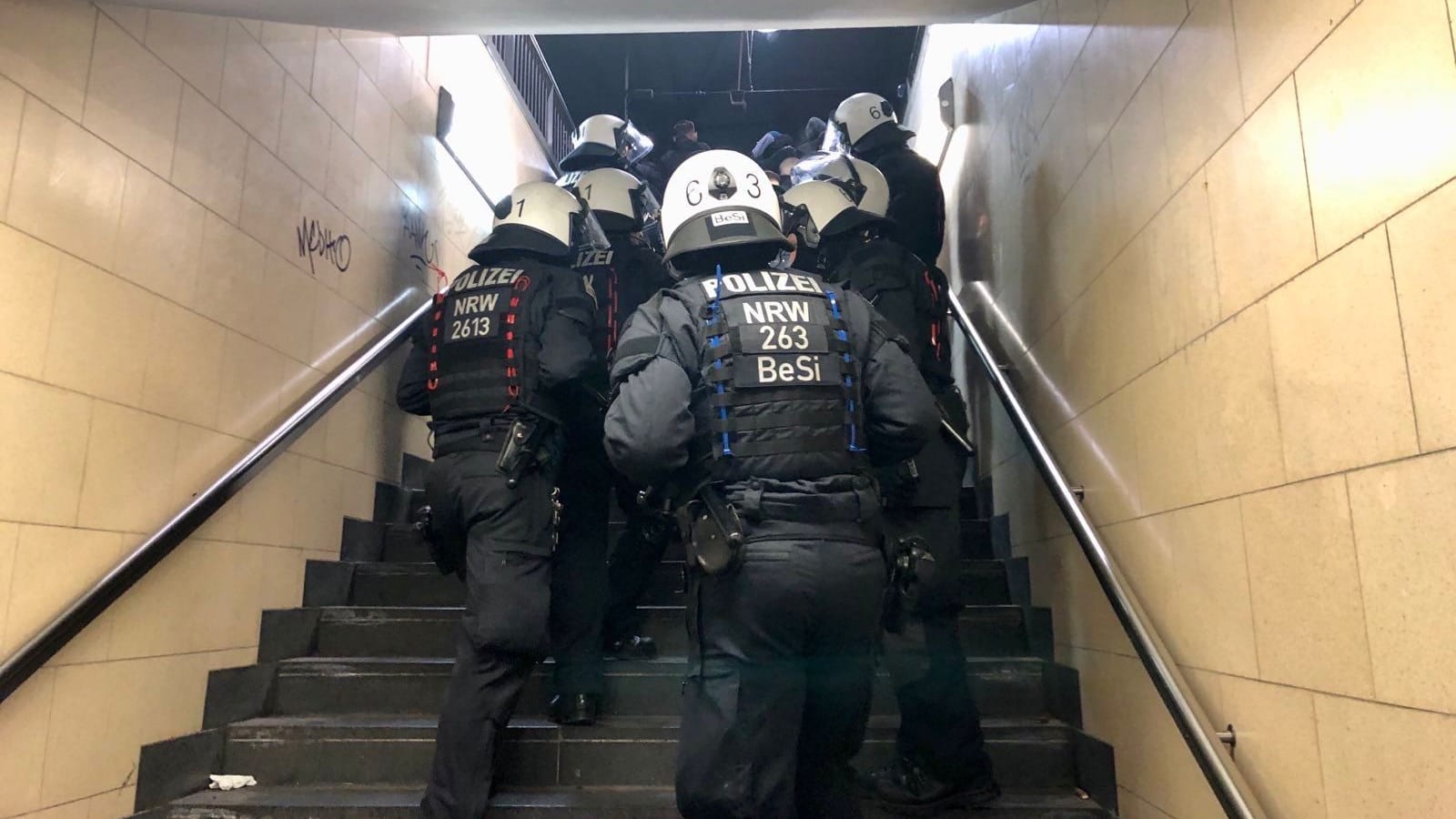 Die Polizei geleitet die Rechtsextremen durch den Bahnhof.