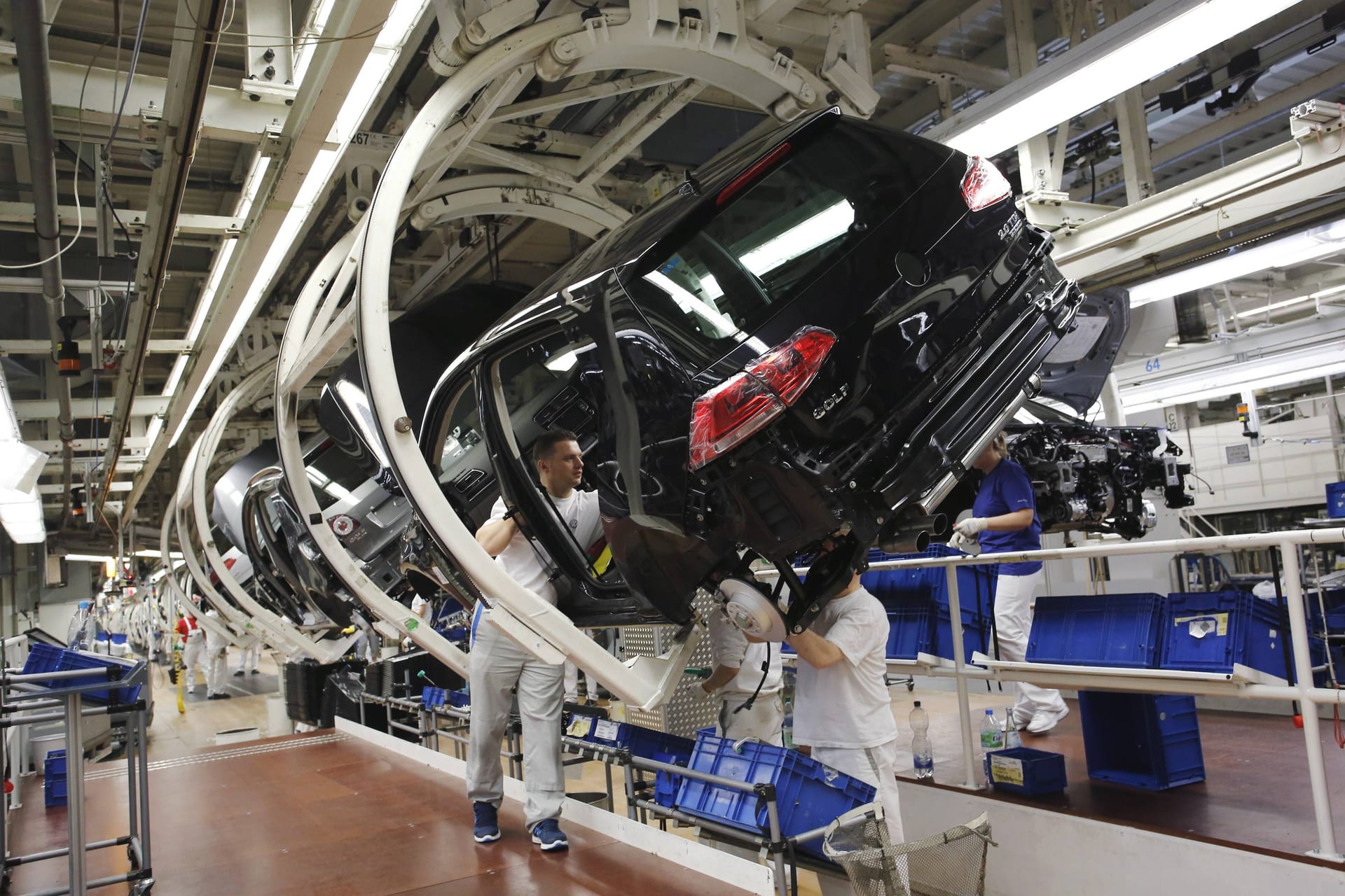 Fertigung bei VW in Wolfsburg (Symbolbild): Die deutsche Wirtschaft ist das zweite Jahr in Folge geschrumpft.