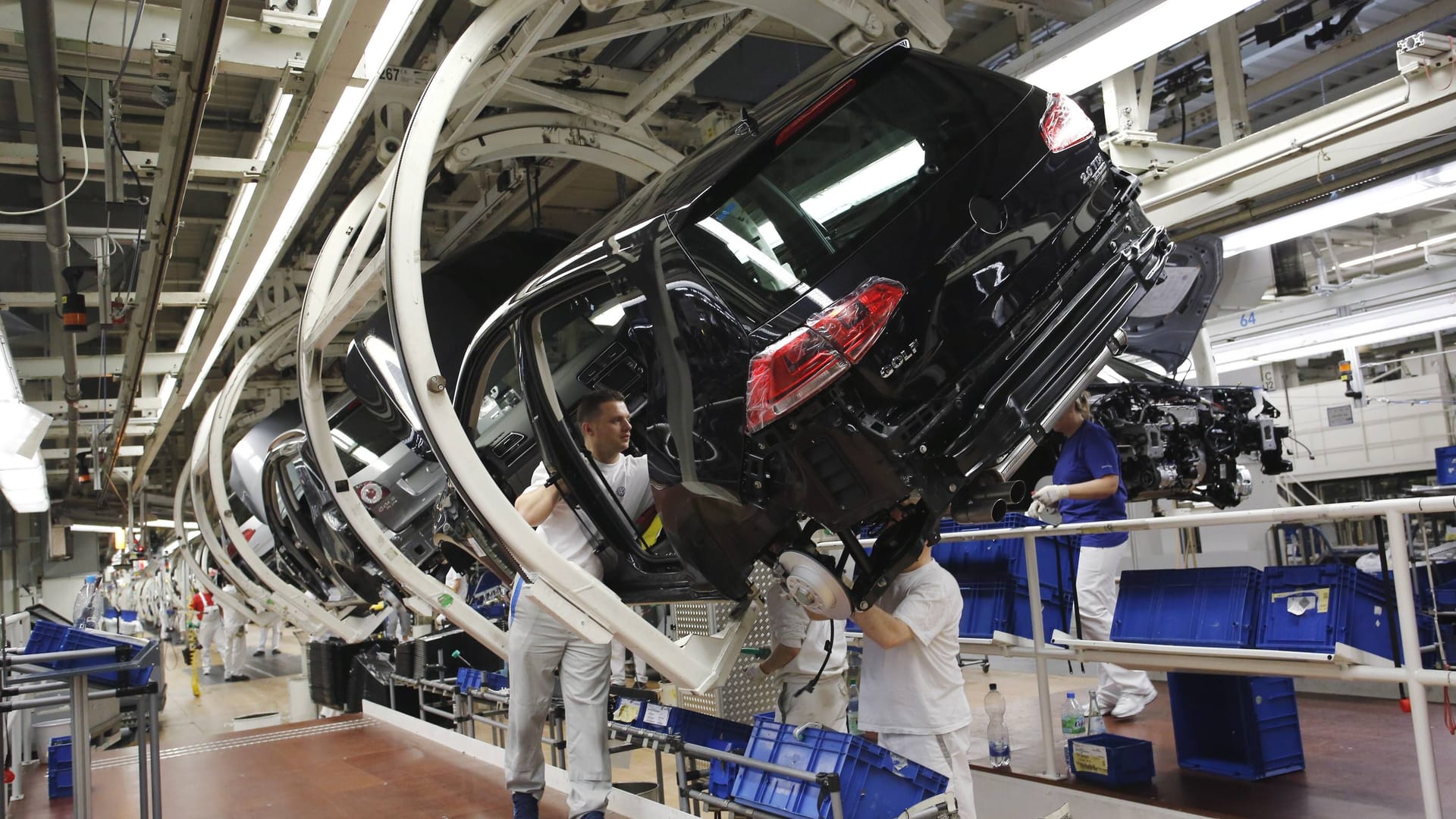 Fertigung bei VW in Wolfsburg (Symbolbild): Die deutsche Wirtschaft ist das zweite Jahr in Folge geschrumpft.