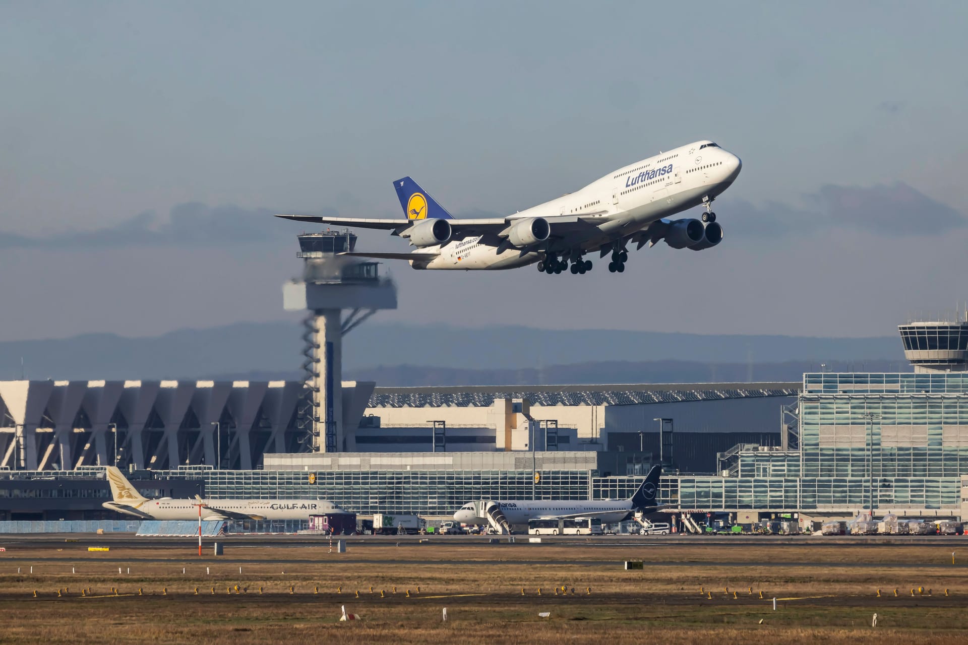 Ein Flugzeug hebt am Airport in Frankfurt ab (Archivbild):