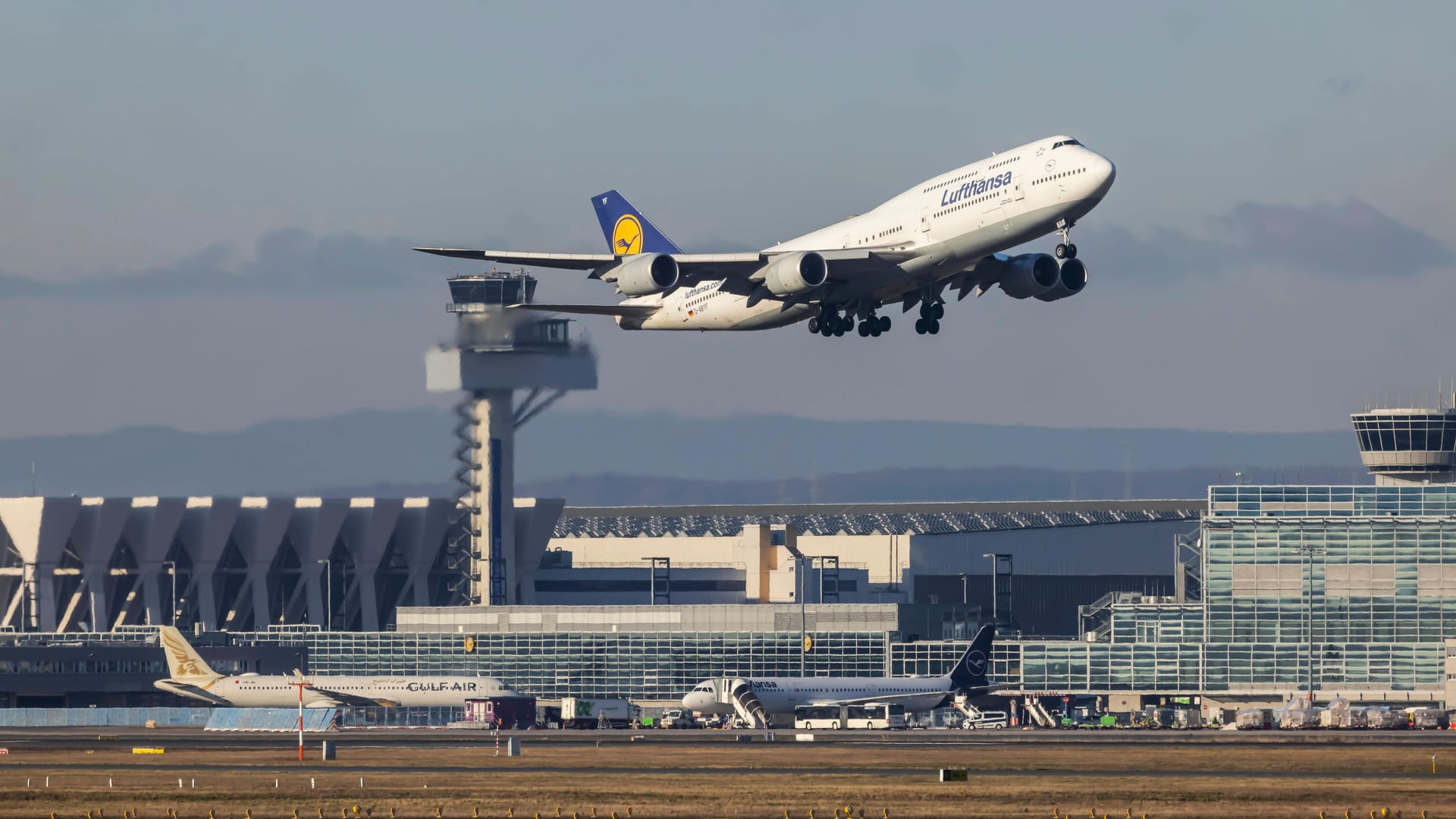 Ein Flugzeug hebt am Airport in Frankfurt ab (Archivbild):