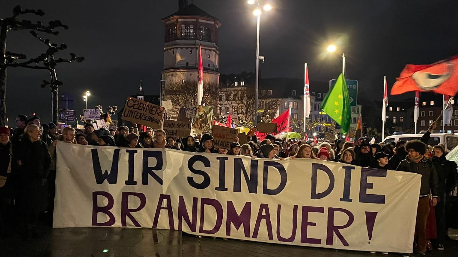 Rund 1000 Menschen demonstrieren in Düsseldorf: Die Zusammenarbeit von AfD und CDU hatte deutschlandweit Empörung hervorgerufen.