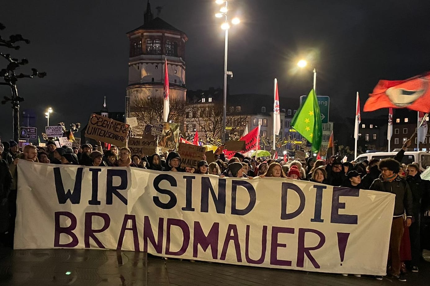 Rund 1000 Menschen demonstrieren in Düsseldorf: Die Zusammenarbeit von AfD und CDU hatte deutschlandweit Empörung hervorgerufen.