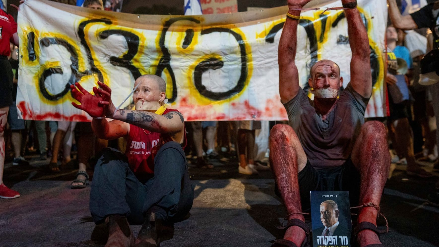 Proteste in Tel Aviv: Aktivisten mit gefesselten Armen und Beinen fordern die Freilassung der Geiseln.