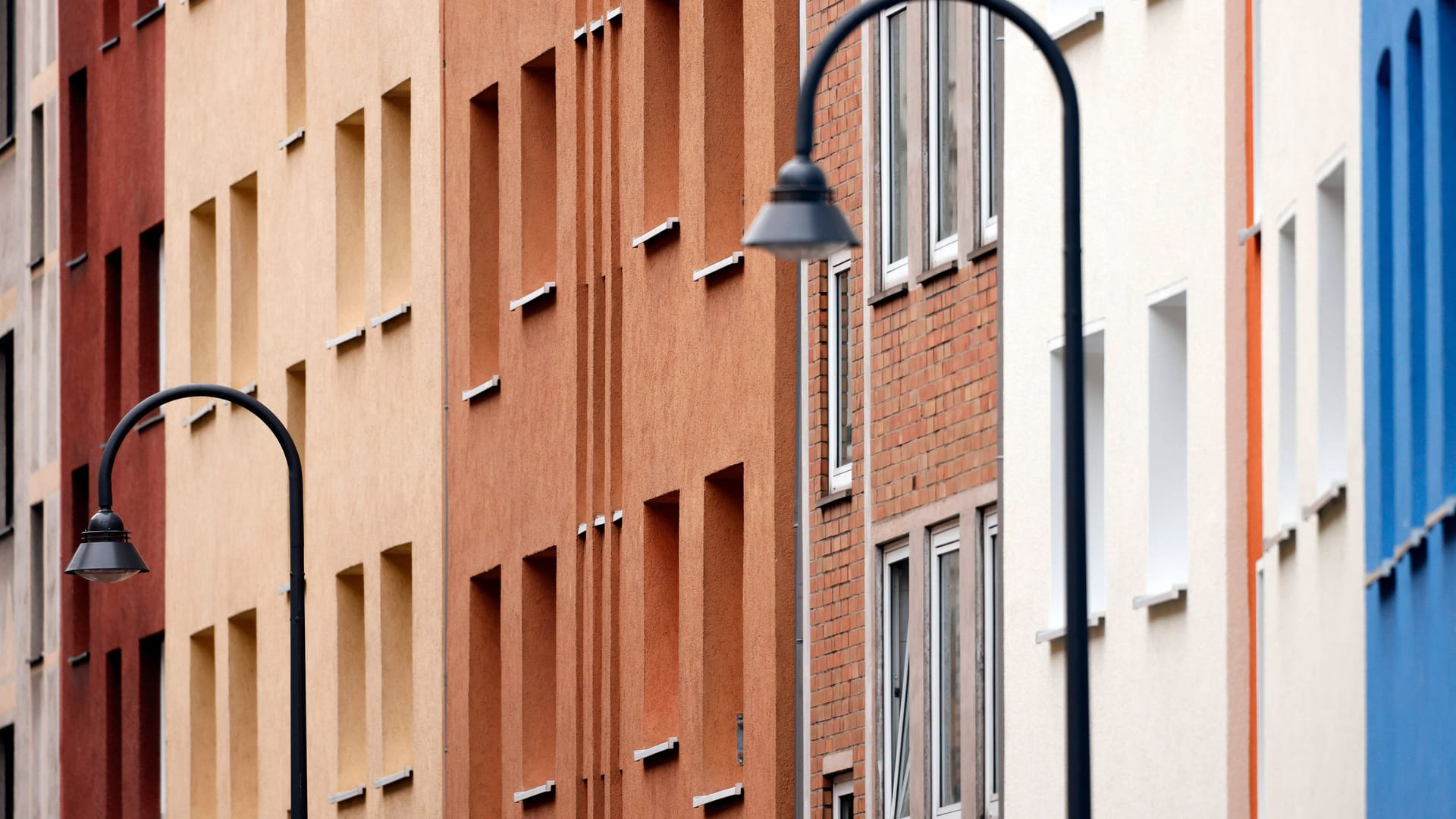 Wohnhäuser und Laternen in Köln-Süd (Archivbild): Die Immobilienpreise in der Domstadt steigen.