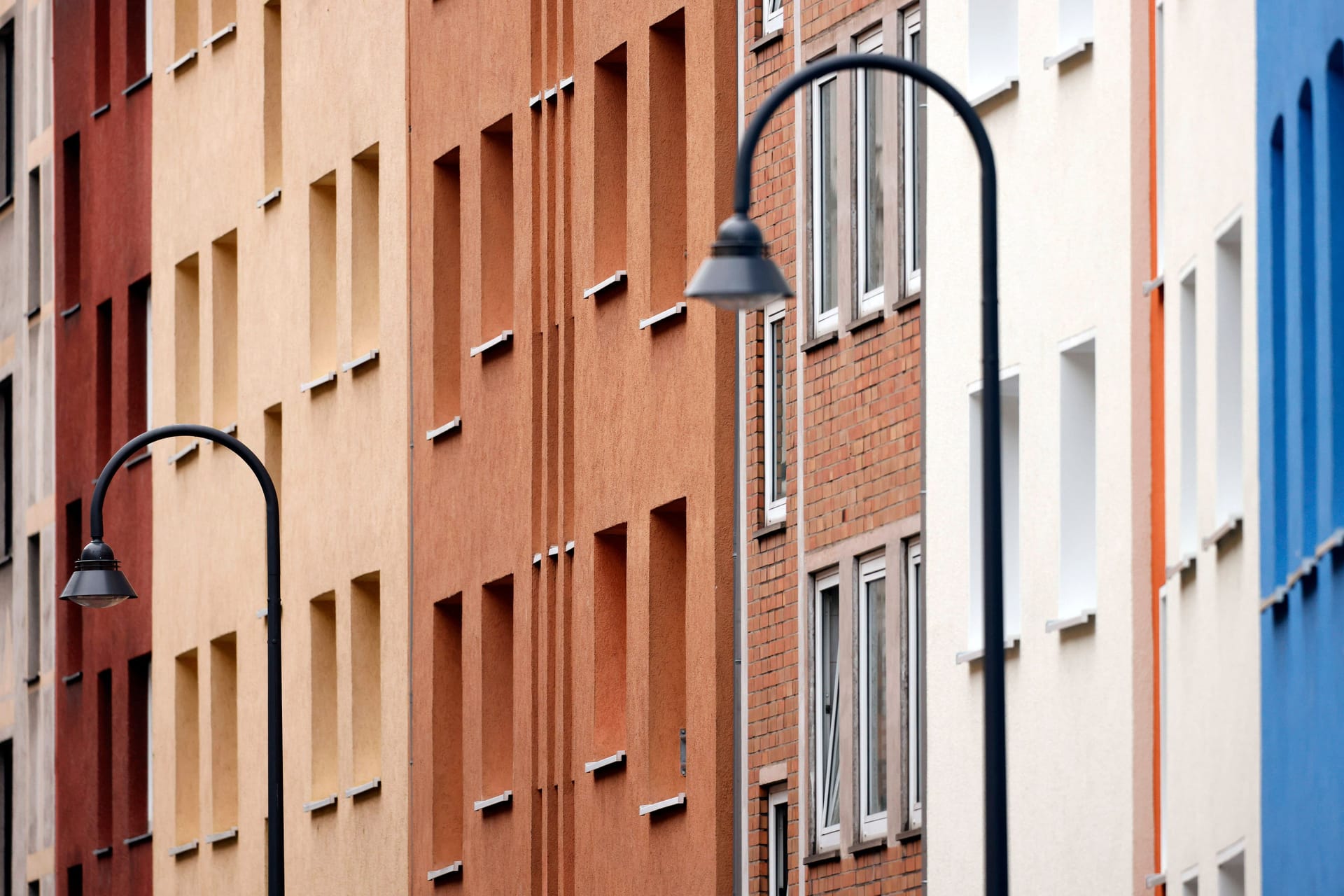 Wohnhäuser und Laternen in Köln-Süd (Archivbild): Die Immobilienpreise in der Domstadt steigen.