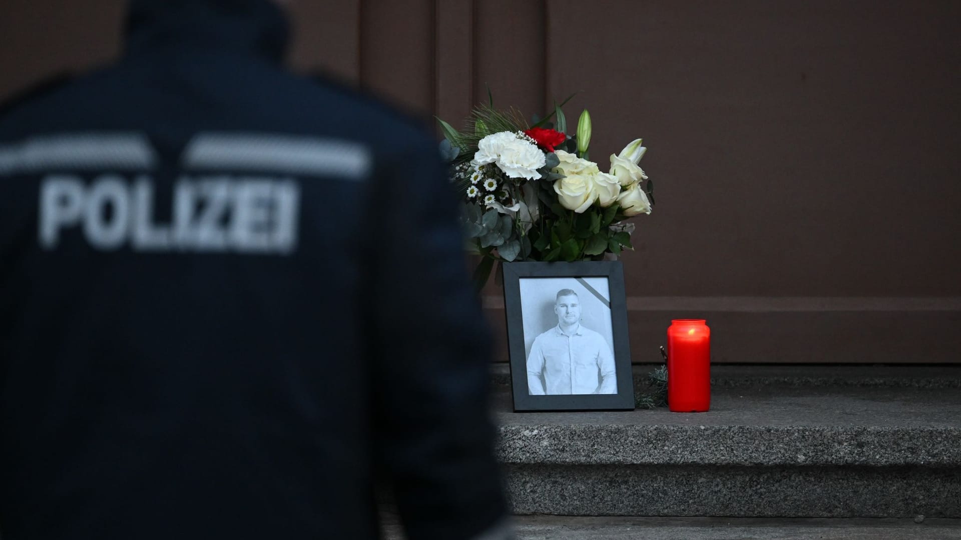 Ein Porträt und Blumen stehen vor Beginn eines Trauermarsch der sächsischen Polizei für den vor drei Wochen im Dienst getöteten Polizisten Maximilian Stoppa vor dem Polizeipräsidium.