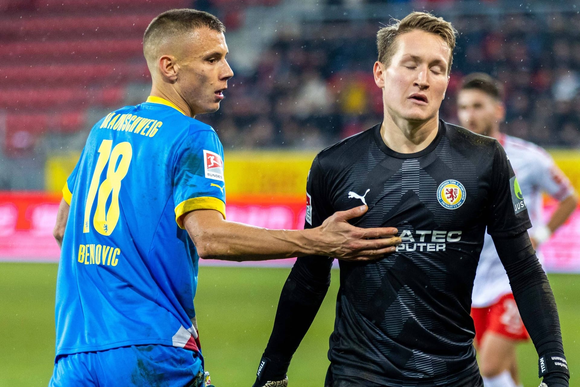 Filip Benkovic (l.) und Ron-Thorben Hoffmann (Archivbild): Das Duo steht unmittelbar vor einer Rückkehr zu Eintracht Braunschweig.