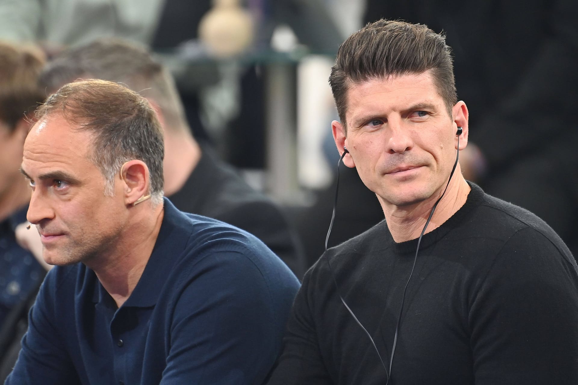 Auch der ehemalige Nationalspieler Mario Gomez (r.) ist inzwischen für den Getränkegiganten tätig.