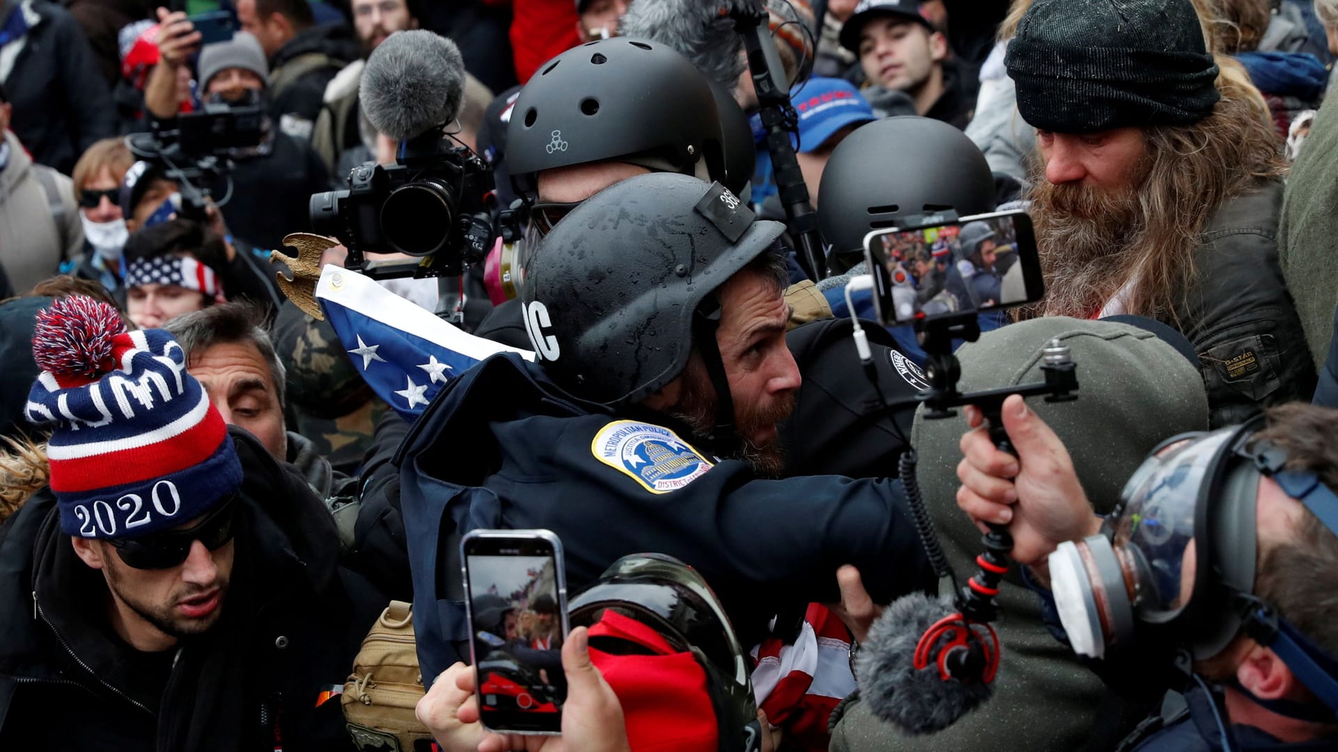 Bedränger Polizist am Kapitol im Jahr 2021: Der Mob von Trump-Unterstützern drang bis ins Innere des Gebäudes vor.