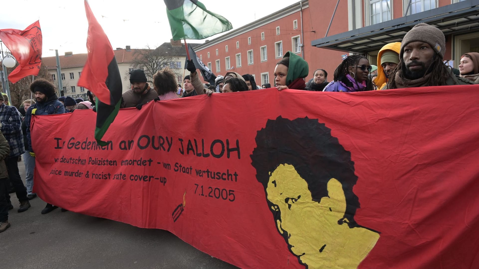 Demonstranten nehmen an einer Kundgebung in Dessau zum Gedenken an den Asylbewerber Oury Jalloh teil.