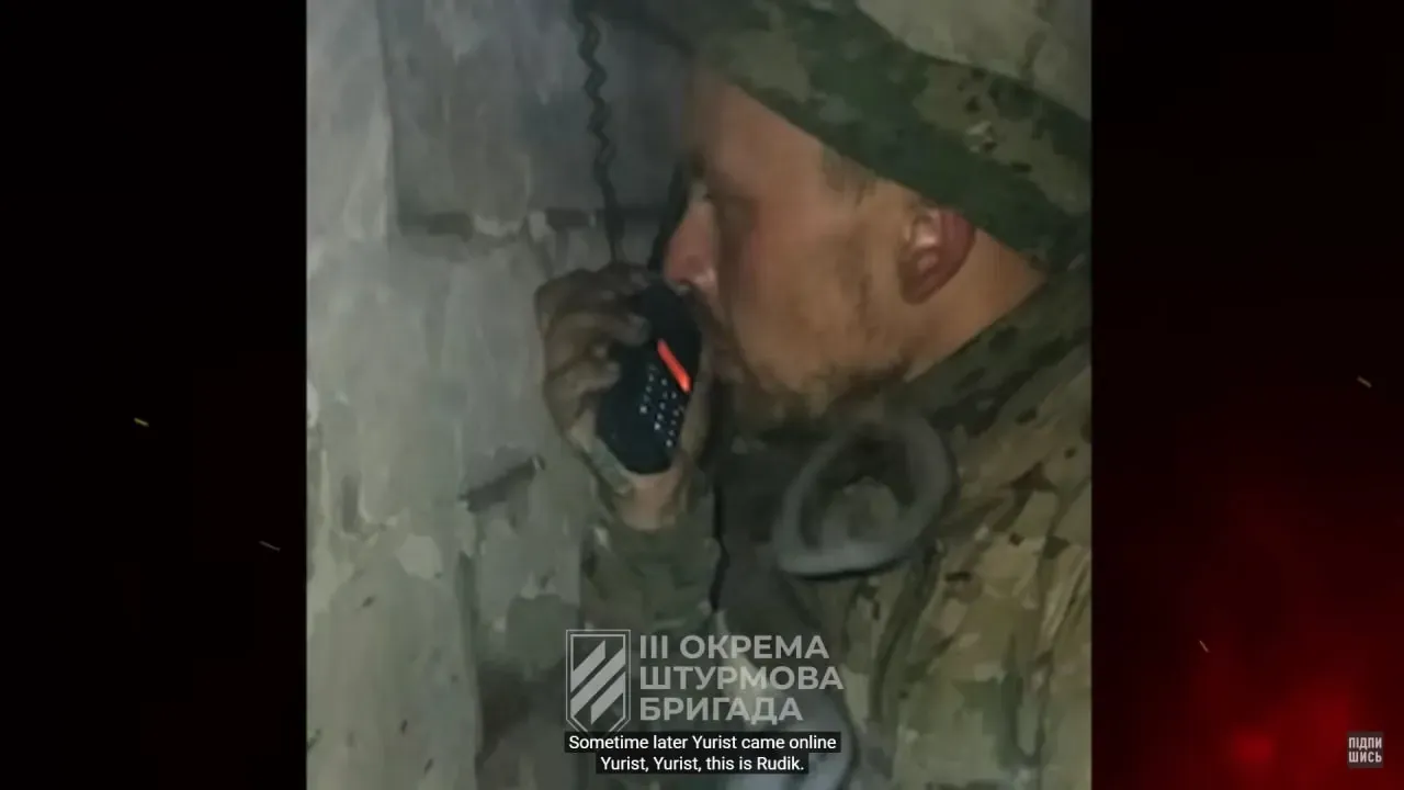 Ein Screenshot aus dem beschlagnahmten Video zeigt den russischen Soldaten, der per Funk Anweisungen gibt.