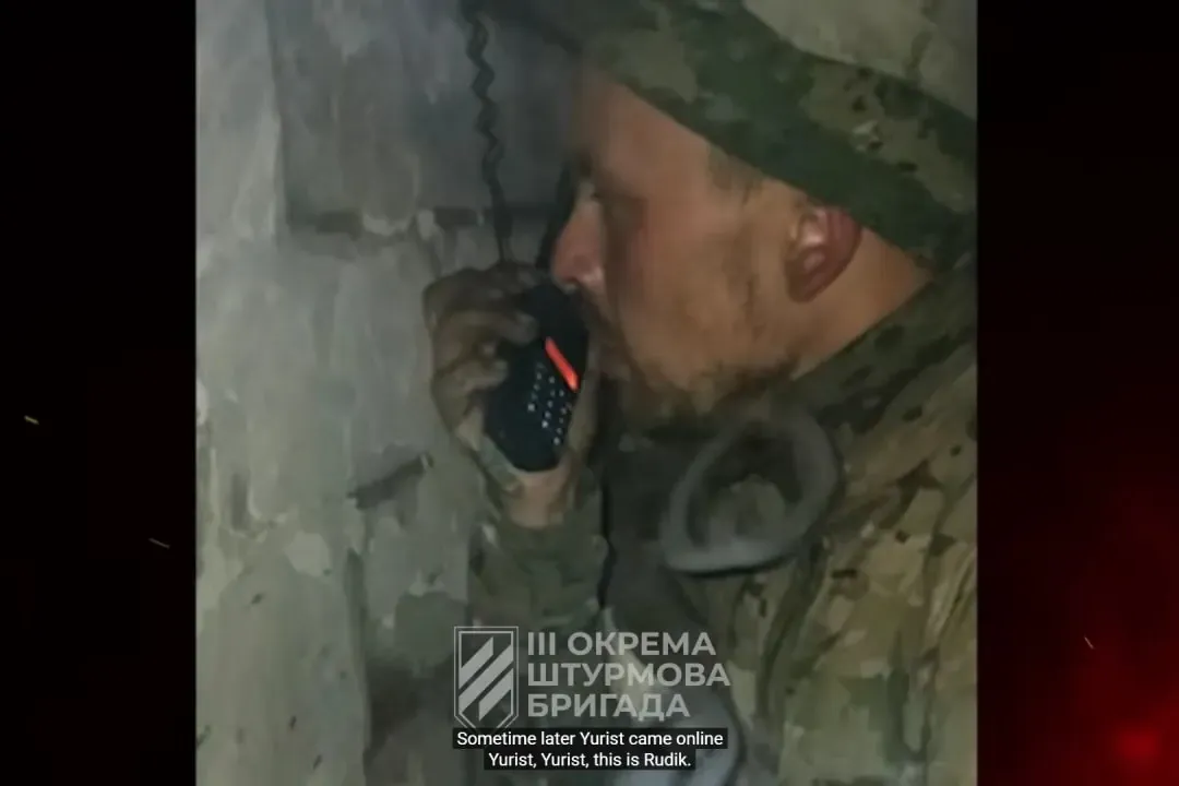 Ein Screenshot aus dem beschlagnahmten Video zeigt den russischen Soldaten, der per Funk Anweisungen gibt.