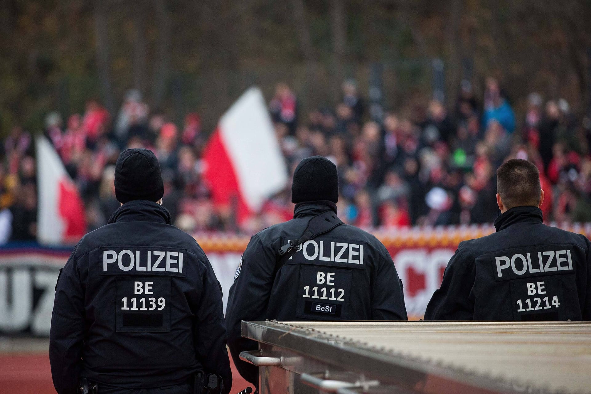 Berliner Polizeikräfte bei einem Fußballspiel (Archivbild): Die Polizeigewerkschaft findet die Entscheidung der Innensenatorin "nicht nachvollziehbar".