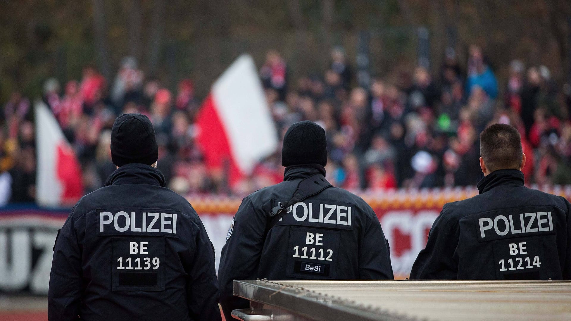 Berliner Polizeikräfte bei einem Fußballspiel (Archivbild): Die Polizeigewerkschaft findet die Entscheidung der Innensenatorin "nicht nachvollziehbar".