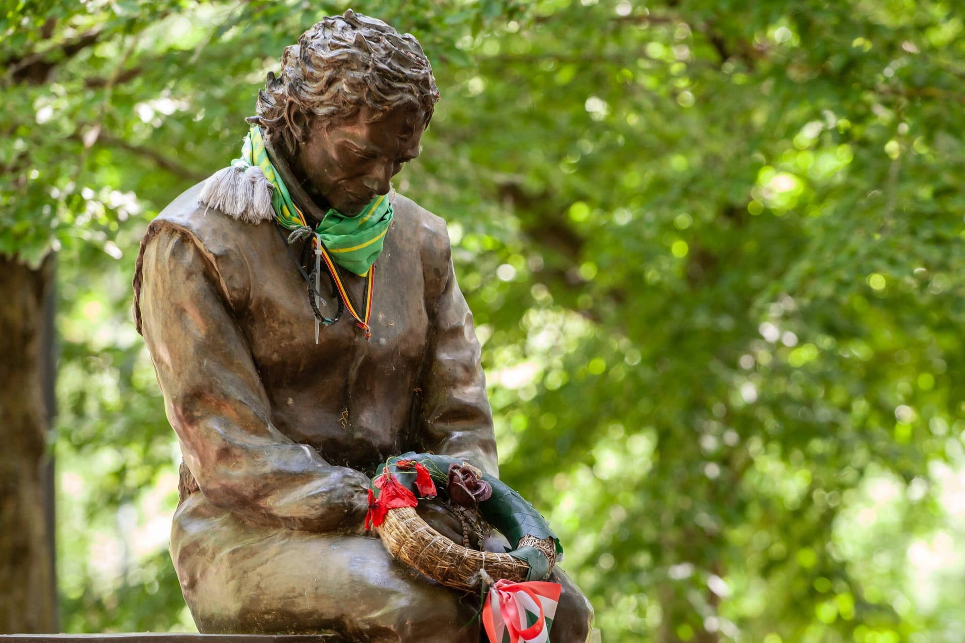 Das Denkmal zum Gedenken an Ayrton Senna in Imola: Fans und Verwandte hängen hier regelmäßig Flaggen oder Kränze auf.