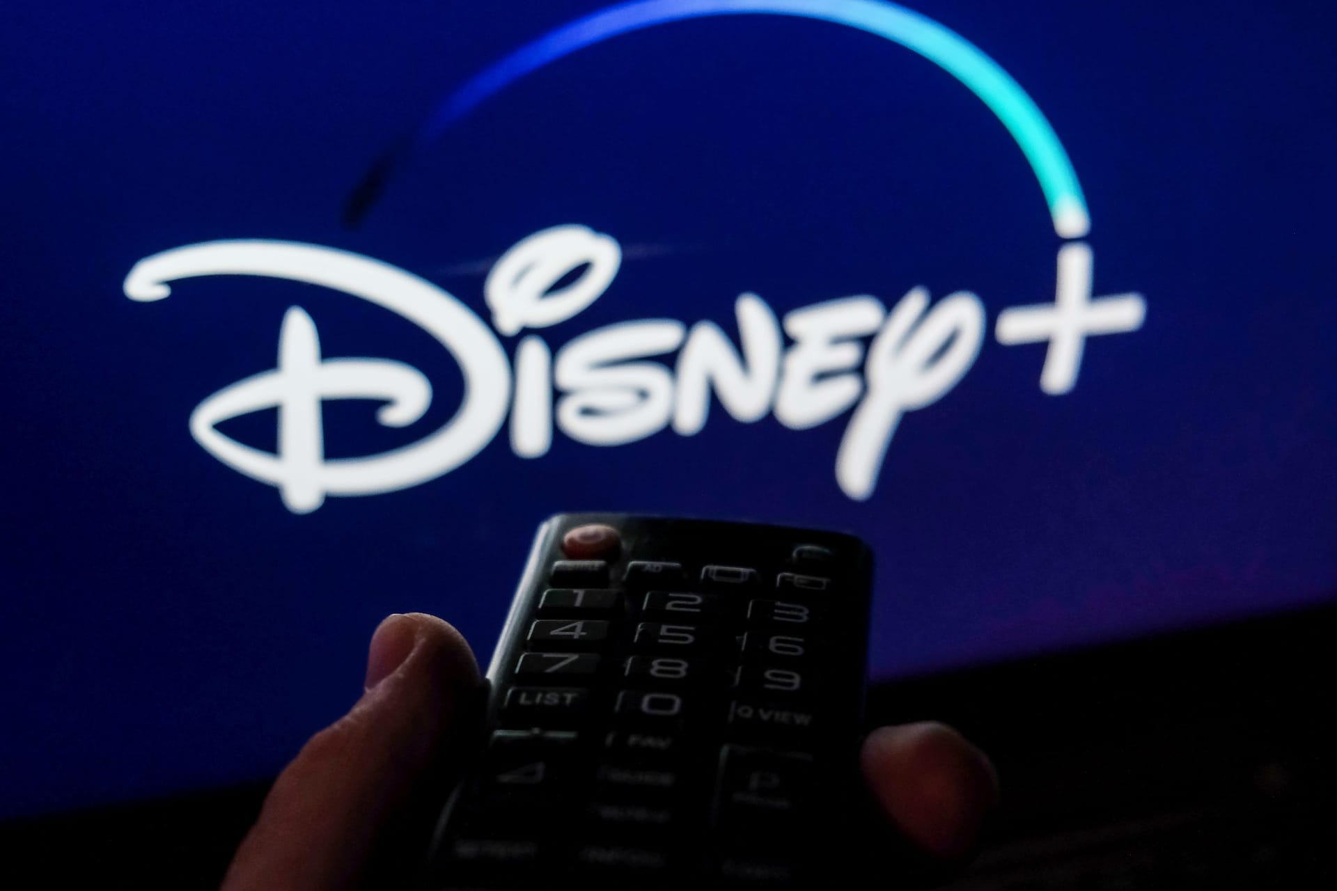 Auf Disney Plus kann man unter anderem Filme und Serien streamen: Dabei wird den Zuschauern auch Werbung ausgespielt. Auf Disney Plus kann man unter anderem Filme und Serien streamen: Dabei wird den Zuschauern auch Werbung ausgespielt.