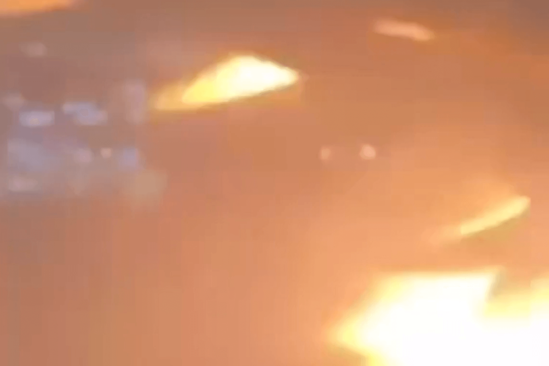 Flammen schießen aus dem Triebwerk eines Airbus A320.