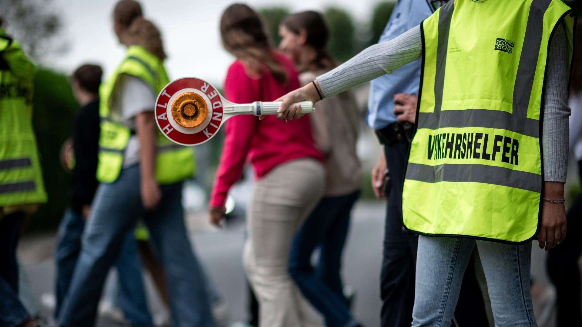 Ein Verkehrshelfer an einer Schule (Archivbild): Die Polizei hat die Ermittlungen aufgenommen.