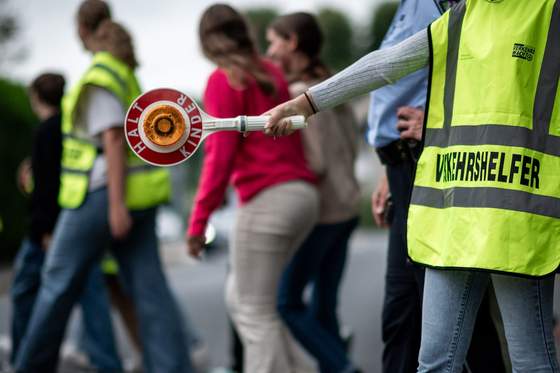 Ein Verkehrshelfer an einer Schule (Archivbild): Die Polizei hat die Ermittlungen aufgenommen.