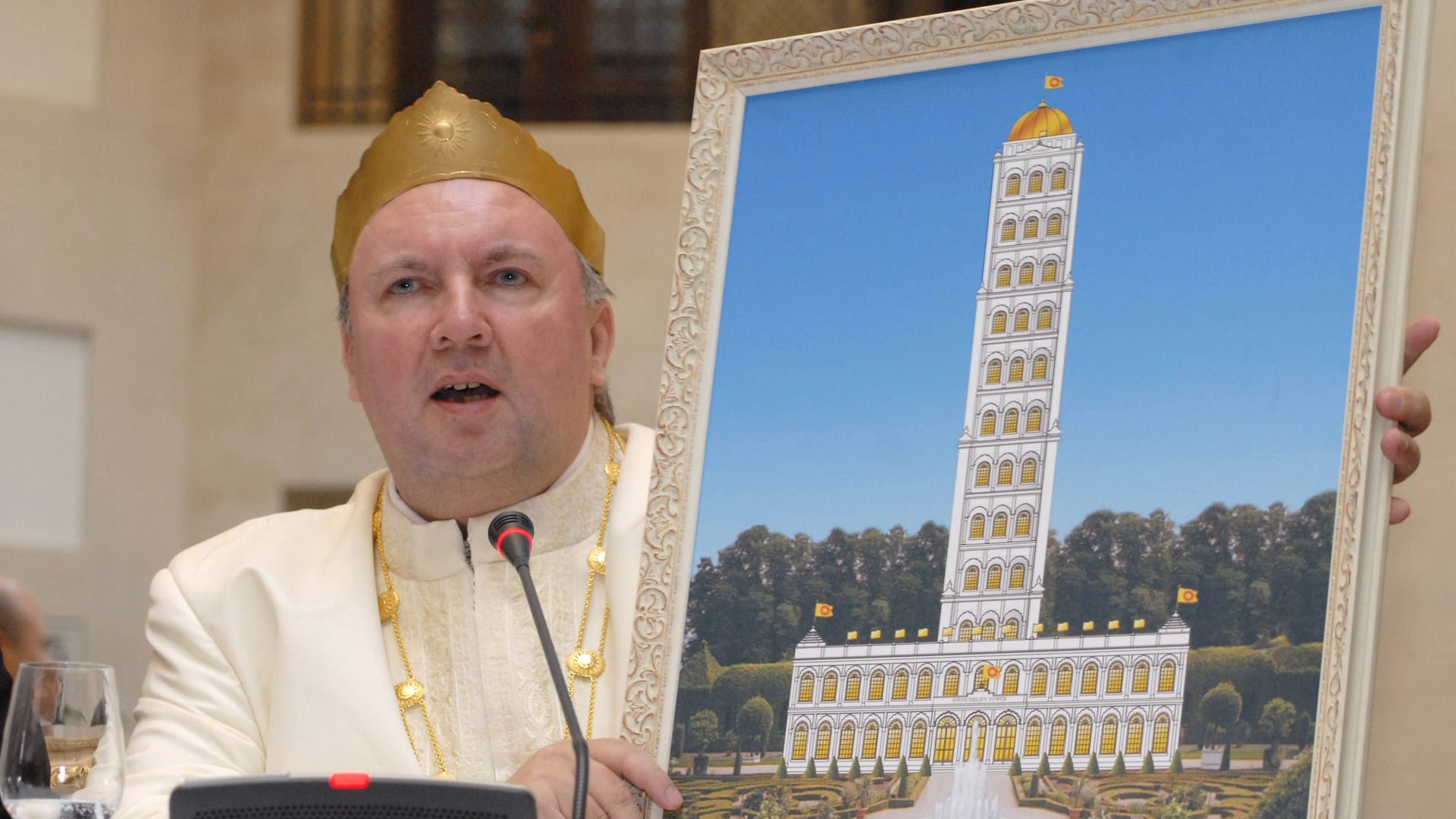 Raja Emanuel Schiffgens mit einem Bild des "Turms der Unbesiegbarkeit": Grundsteinlegung im Fackelschein.