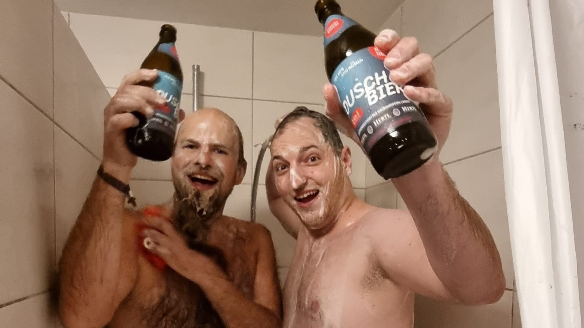 Christian Zwanzger (l.) und David Hertl (l.): Die beiden Brauer haben ein "Duschbier" gebraut, das auch unter der Dusche getrunken werden soll.