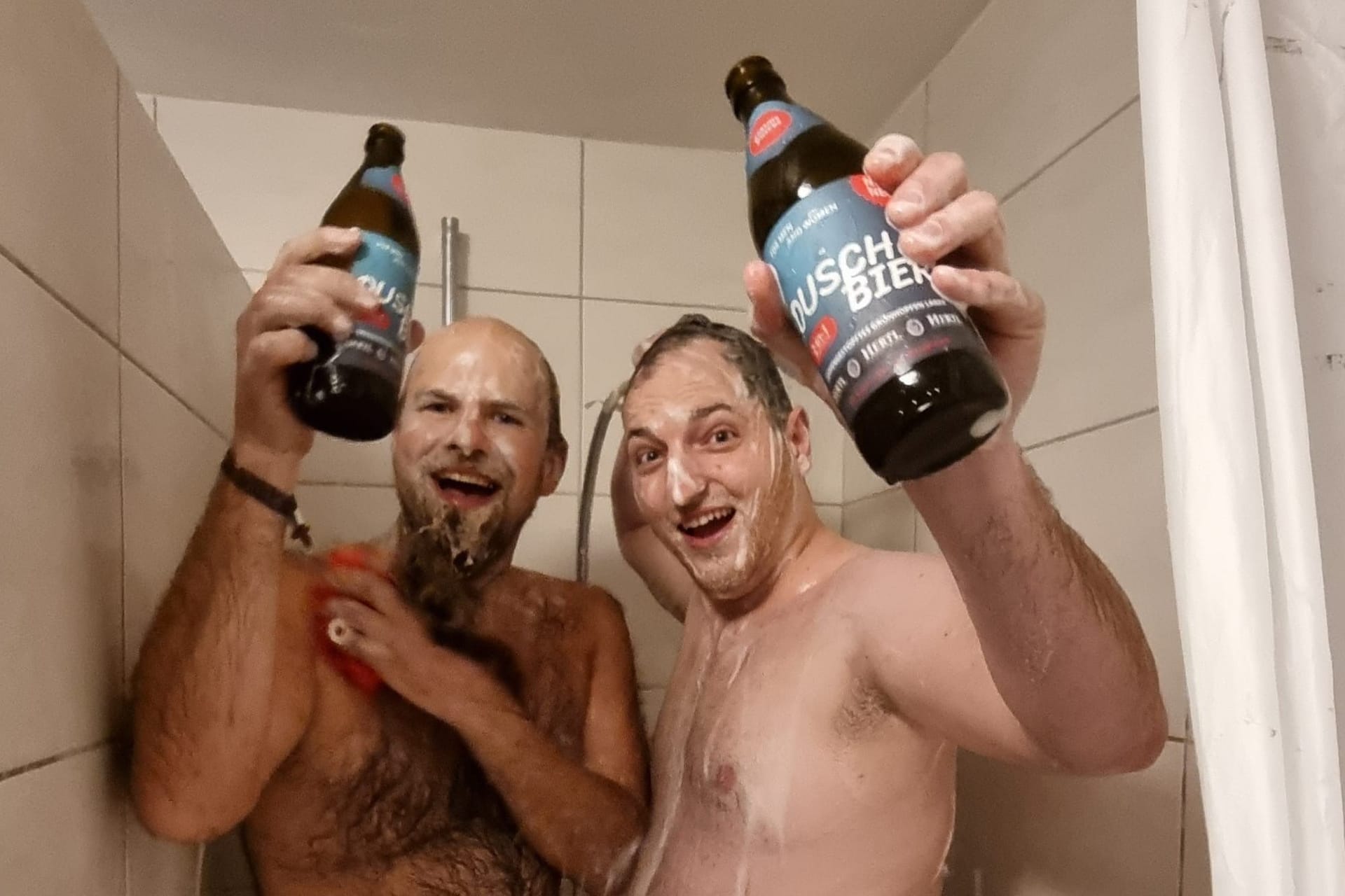 Christian Zwanzger (l.) und David Hertl (l.): Die beiden Brauer haben ein "Duschbier" gebraut, das auch unter der Dusche getrunken werden soll.