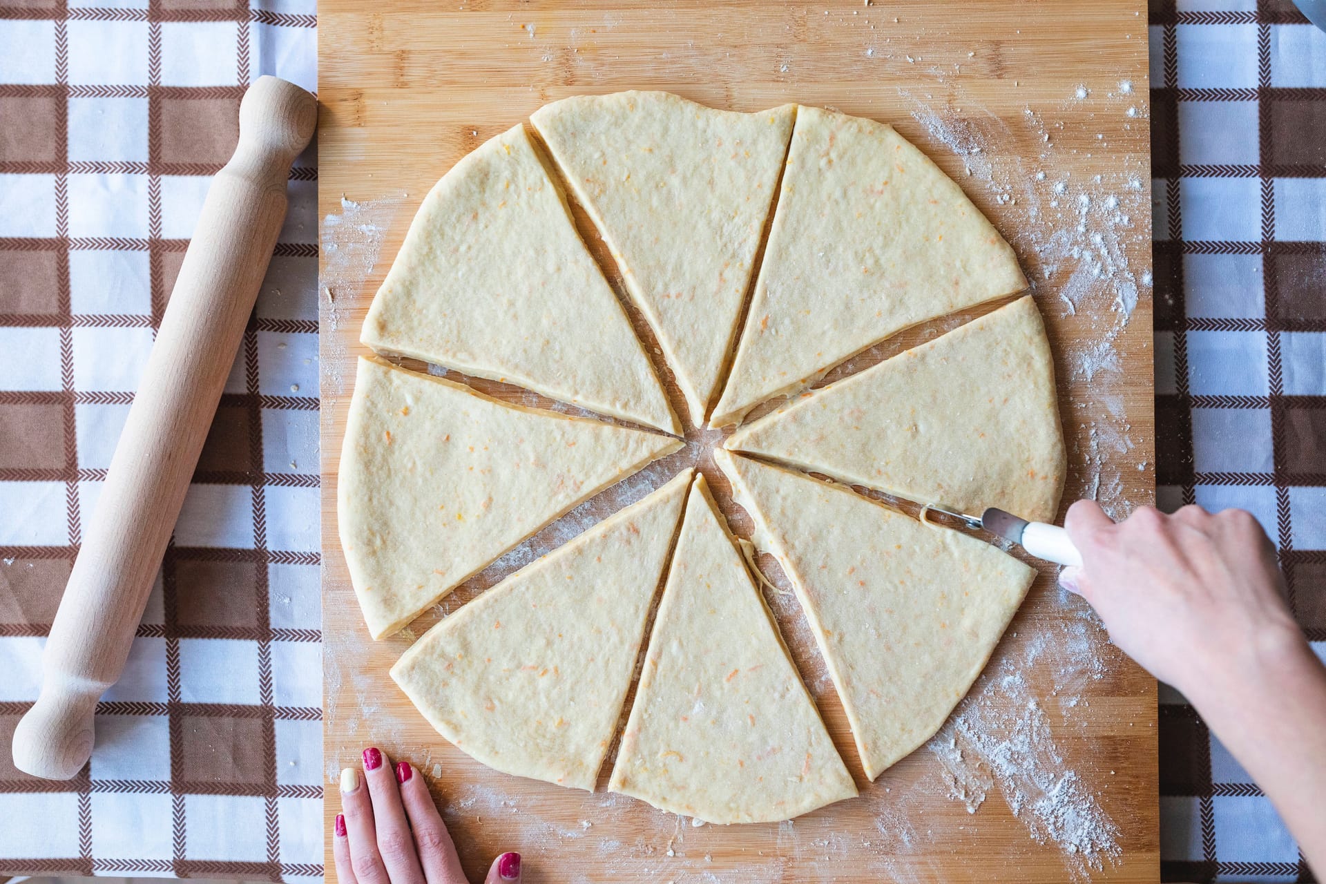 Croissant-Teig wird vorbereitet (Symbolbild): Die "Crusty Slices" heben sich von herkömmlichen Pizzen ab.