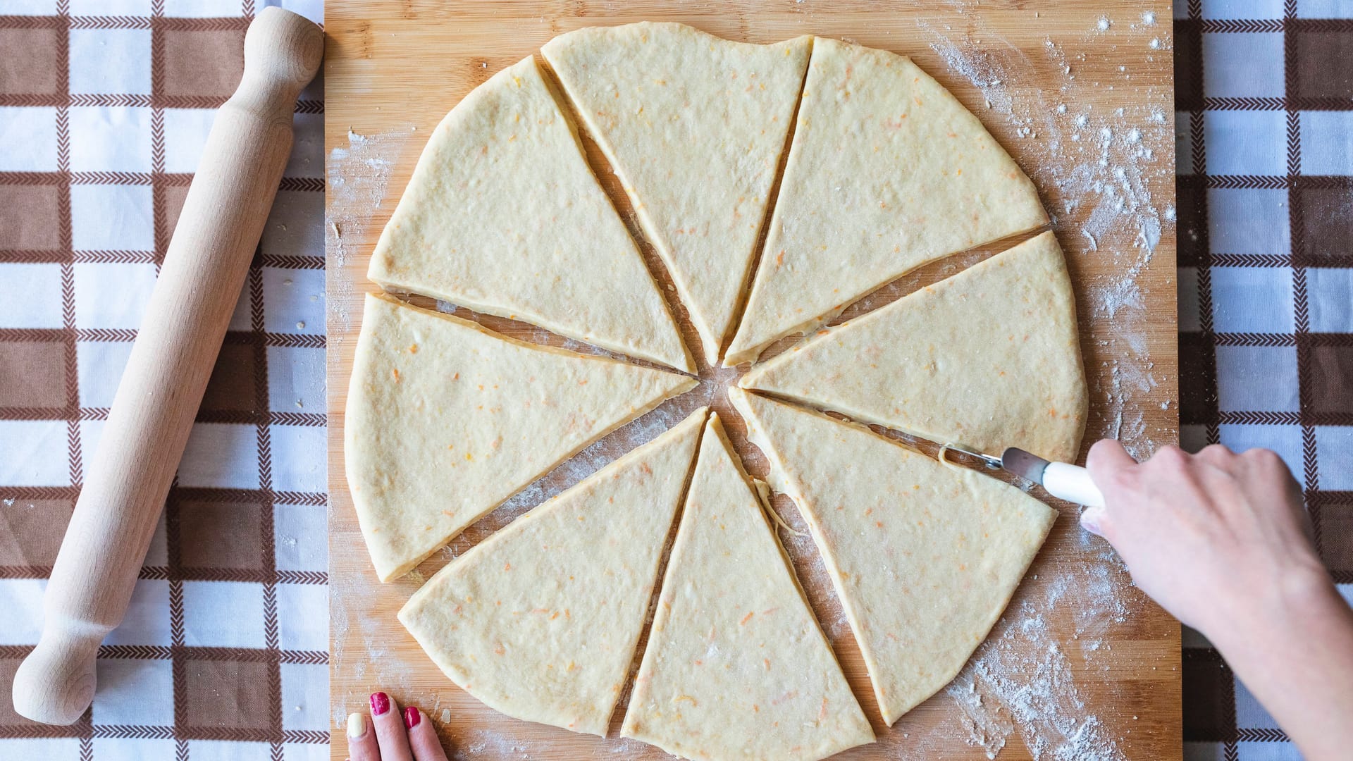 Croissant-Teig wird vorbereitet (Symbolbild): Die "Crusty Slices" heben sich von herkömmlichen Pizzen ab.