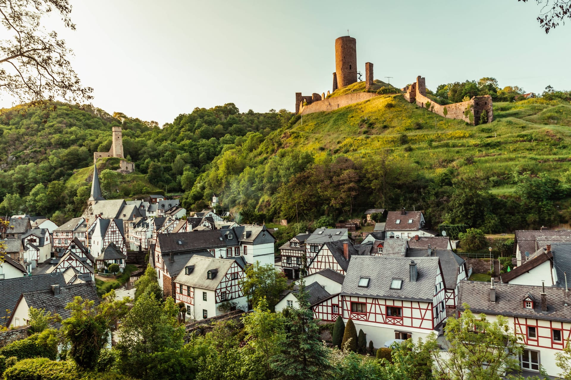 Die Philippsburg thront über der pfälzischen Kleinstadt Monreal: Das Eifeldorf ist auch im Winter beliebt bei Touristen, ein Influencer-Paar löst einen internationalen Hype aus.